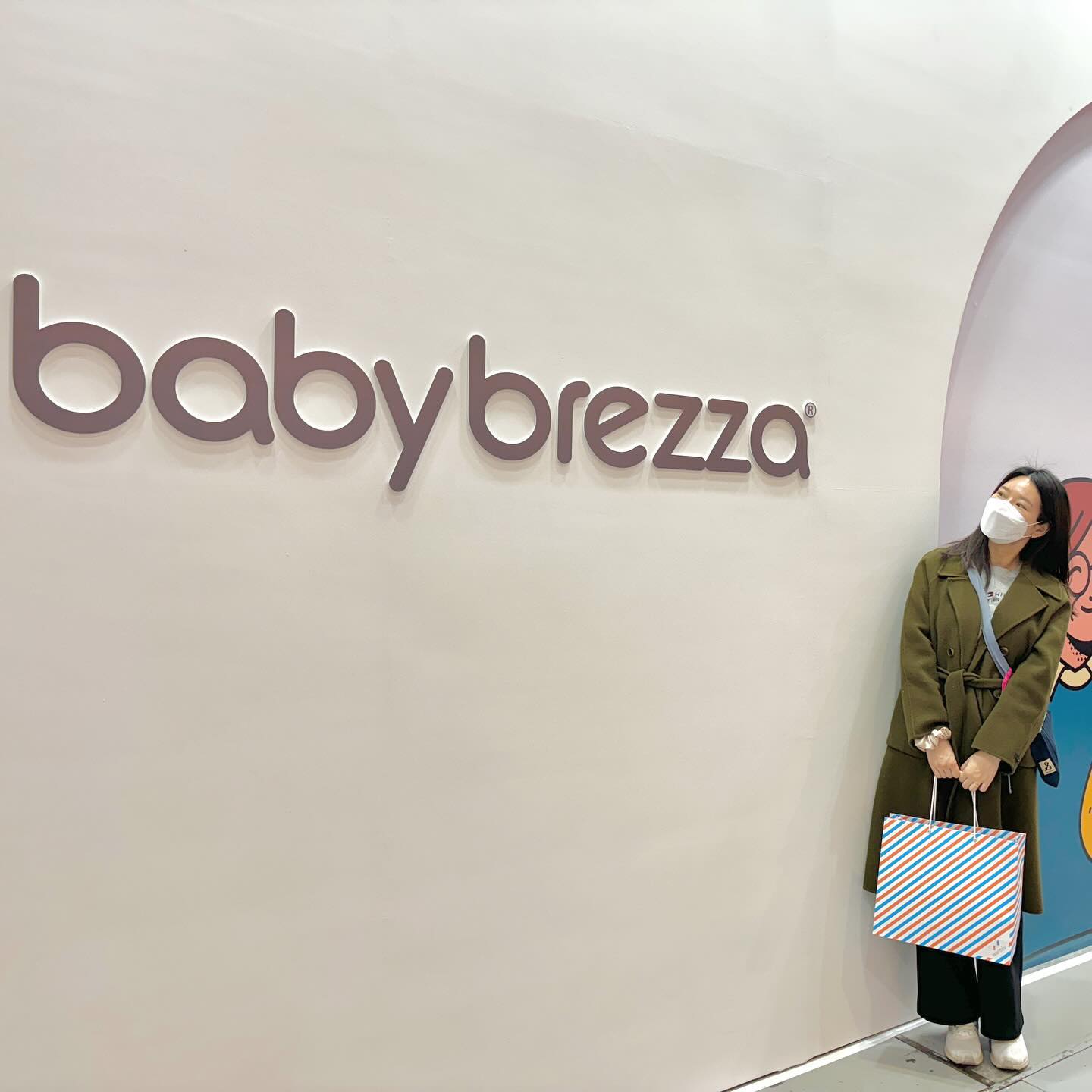 babybrezza_korea warmly_official
여러분, 모두 2024 코엑스 베이비페어 잘 다녀오셨나요? 🙂 저는 이번에 베이비브레짜 리포터가 되어서 다녀오게 되었는데요! 와, 정말 다양하면서도 좋은 제품들이 많아서 쉴 틈이 없더라구요! 우리 이웃님들께도 소개할게요! 😎
.
🔖베이비브레짜
하루에 다섯번 클래스를 통해 엔지니어분께서 자세하게 소개해준답니다. 설명을 해주시는 것을 보니 훨씬 더 이해가 쏙쏙 :) 그리고 클래스 시청자를 대상으로 깔때기 50% 할인을 적용해주셔요! 이런 이벤트 정말 쏠쏠하죠. 1석 2조는 이런걸 두고 하는 말인가봐요!

🔖웜리
균일가 할인을 하고 있는데요 :) 평소 궁금하기도 했고 이제 슬슬 사놔야하는 제품도 있어서  자세하게 살펴보게 되더라구요!
.
5,000원 / 수딩젤, 무기자차 선크림, 클렌징 패드, 무색소 젖병 세제, 마스크 50매
6,000원 / 실리콘 턱받이 , 이유식 큐브 (6구, 12구), 이유식 스푼 (S, L) , 트라이탄 용기 (3P)
7,000원 / 진정카밍크림, 인텐시브크림, 크리미오일, 올인원워시
8,000원 / 세탁세제 1.6L , 섬유유연제 1.6L, 건조기시트 40매
9,000원 / 배스파우더, 밤부손수건, 밤부블랭킷, 밤부속싸개
.
육아는 아이템빨이라는 말 들어보셨죠? 저도 얼른 들여야겠어요💛
.
.
.
#베페 #브레짜리포터 #베이비브레짜 #웜리 #2024베이비페어 #베이비페어 #베이비스타그램 #베이비그램 #코엑스 #코엑스베이비페어
