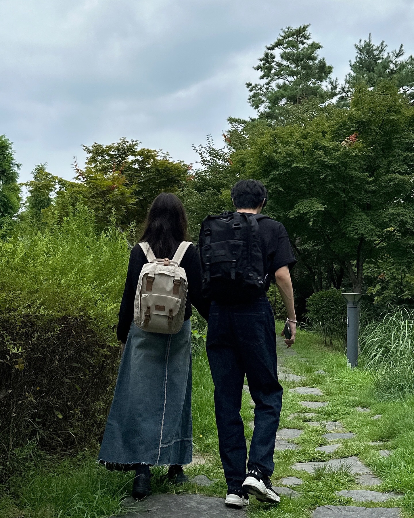 #협찬 귀여운 도넛 백팩 🎒🤍

리사이클링 소재로 제작된 가방부터
생분해, 종이 패키지까지 환경을 생각하는 브랜드,
doughnutbag_korea 

이미 많은 해외 스토어에서 판매되고 있는
인증 받은 브랜드랍니다 ꔷ̑◡ꔷ̑

마카롱같은 귀여운 색상과 디자인, 작은 부속품 하나도
디테일이 전부 살아있는 프리미엄 백팩이에요 🤍
넉넉한 수납 공간과 어디서든 자유롭게 메고 다닐 수 있겠더라구요 :)
디자인이 정말 예뻐서 데일리 백팩, 커플로도 추천드려요! 🤍

• 도넛 마카롱 16L : 스톤
• 도넛 마카롱 18L : 블랙

#도넛코리아 #doughnutbag_korea #백팩추천
#packyourdream #여행용백팩 #데일리백팩 #커플백팩