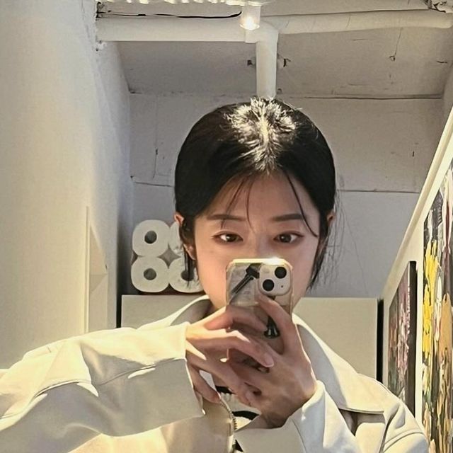 @uareum on Instagram: "#광고 아이러니포르노에서 봄옷 미리 장만,,,♥ 스웨이드 재질이라 춥지 않은 겨울에도 종종 입고 다니는 편! 내가 좋아하는 투웨이 지퍼에 디테일 하나하나 다 예뽀... #아