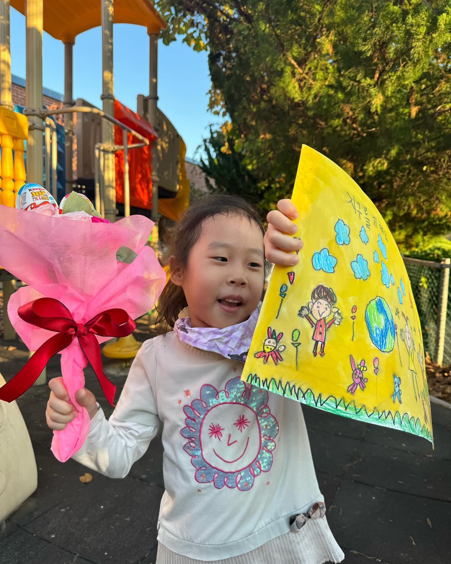 축🏆

누가봐도 너의 영혼갈아넣은 그림😃

왼쪽부터 아빠 자기 엄마 라는데 
너가 제일 크네?🤣

축하해👏🏻 

#영유아그림그리기대회