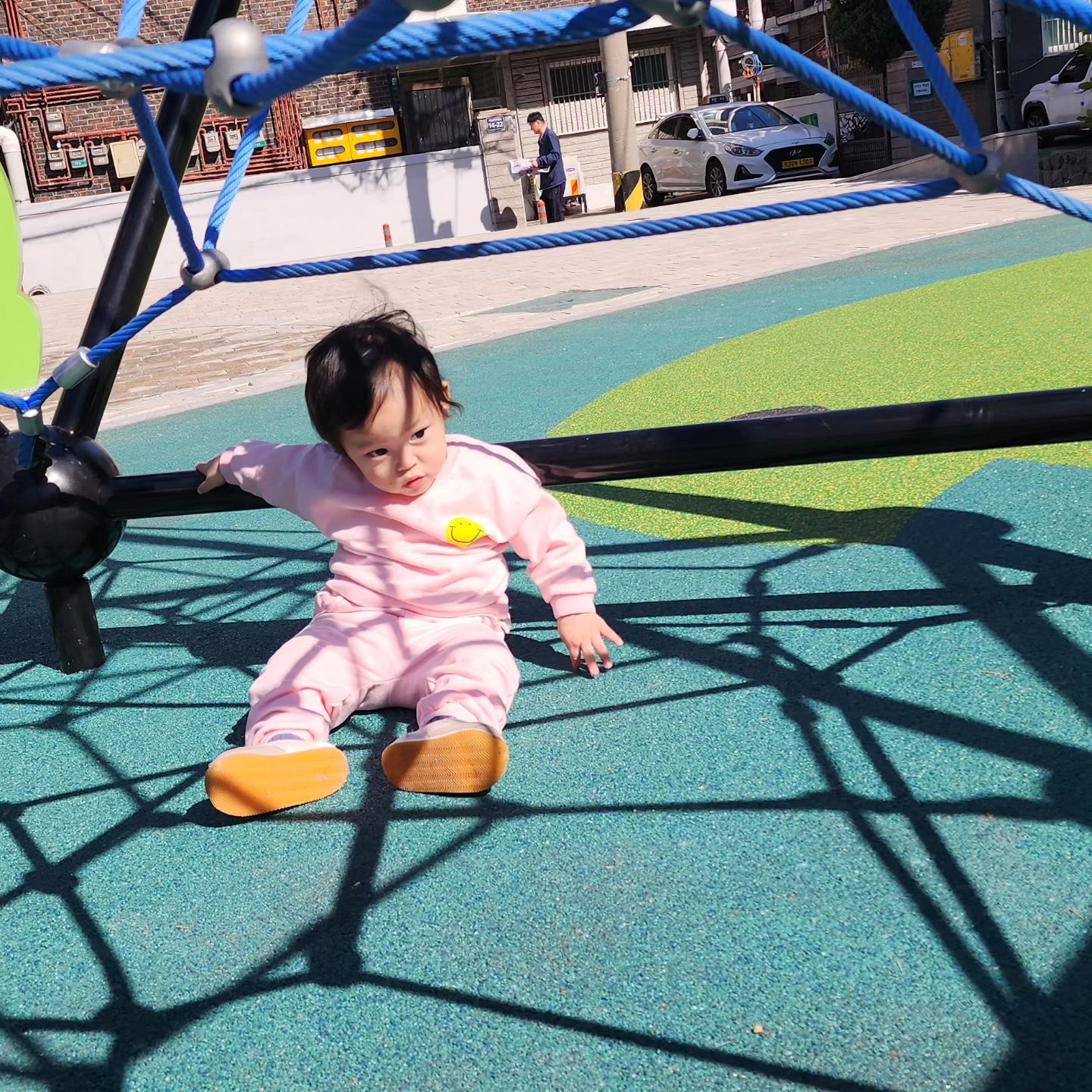 🥅
집앞 놀이터에 진출한 은둥이2
하얗게 불태움 🔥 퐈이야~~
.
.
#놀이터에서놀기 #놀이터그램🎈
