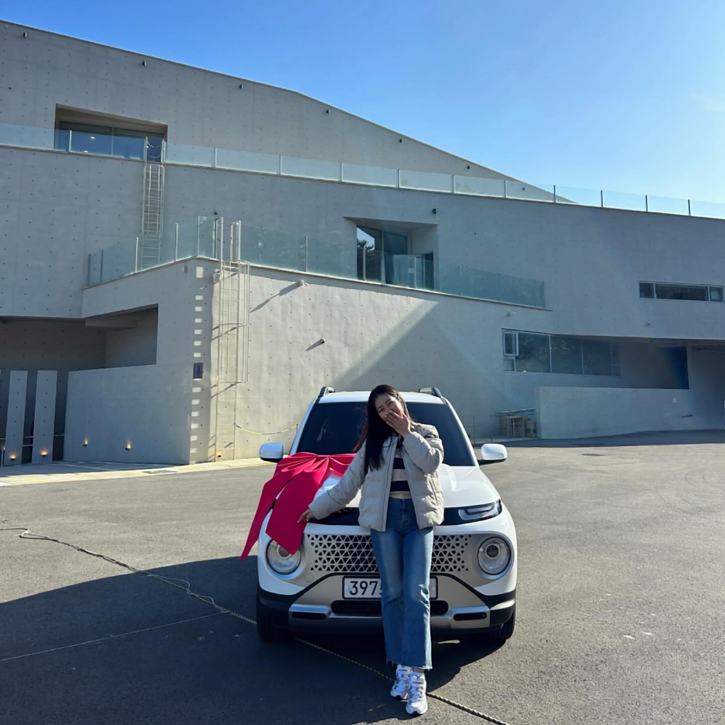 🚘
스스로에게 주는 20대 마지막 선물 내 첫 신차 #캐스퍼 🚗
인생 가장 큰 일시불 소비 (아직까지는🫢) 라 더 애틋한,
요리조리 언니랑 마니 댕겨보쟈 캐롱씌야 -🖤

p.s. 블박📸이랑 로망이라구 44콩이나 하는 🎀 사준 황제롱도 고마어