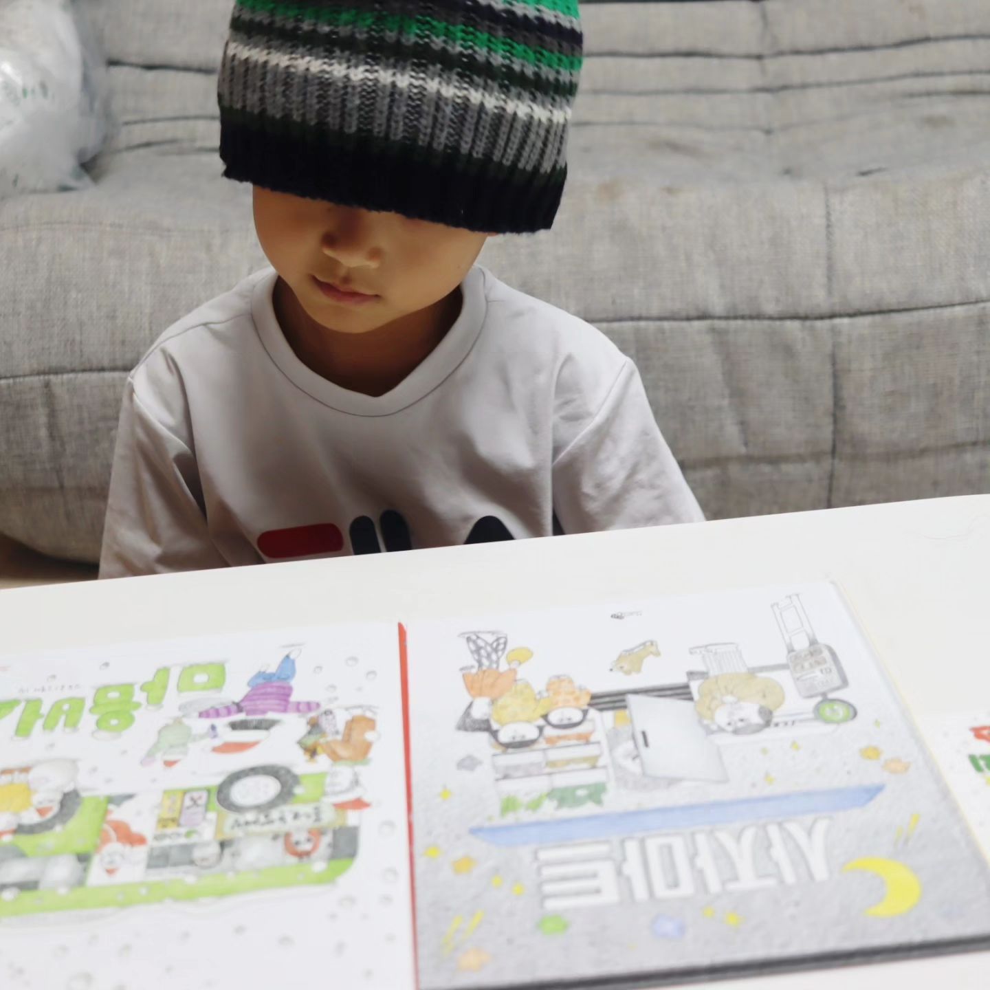 #협찬 이지만 특별한 선물 크리스마스에 어울리는 특별한 책을 선물 했어요 

예스24 올해의 책으로 선정 된 문해력동화책 마음버스와 사자마트가 

리커버 되어 크리스마스 에디션으로 

크리스마스에 선물해 주기 

좋게 나와서 아이에게 선물 해 주었어요 . 

책을 보자 마자 " 어 이거 마음버스 잖아 !!" 

하고 너무 반가워 하더라구요 . 

학교 도서관에서 너무 재미있게 봐서 

안그래도 가지고 싶었는데 

크리스마스 에디션 한정판으로 나온

마음버스 크리스마스 에디션을 보니 

너무 반가워 하여 저도 뿌듯 했답니다 . 
"마을버스"가
"마음버스"가 되어 가는 과정을 그려 가는 과정을 보며 

아이가 우리가 얼마나 주변사람들과 마음을 닫고 살았는가 느끼게 되는 계기가 되었는거 같아요 . 

실제로 버스를 탈때도 인사를 안하고 타는 분들도 많고 

이웃과 잘 모르니 서먹서먹 하여 인사를 안하고 지내게 되는 경우도 많이 있는데요 

먼저 인사 하고 마음을 나누는 일에 대해서 아이와 여러가지 이야기를 해보는 기회가 되었답니다 . 

#초등책 #동화책 #천개의바람 #사자마트 #마음버스리커버리 #책 #동화책 #문해력동화 #그림책추천 #그림책 #유아책 #소복이 #마음버스크리스마스에디션 #마음버스한정판 #크리스마스 #예스24올해의책