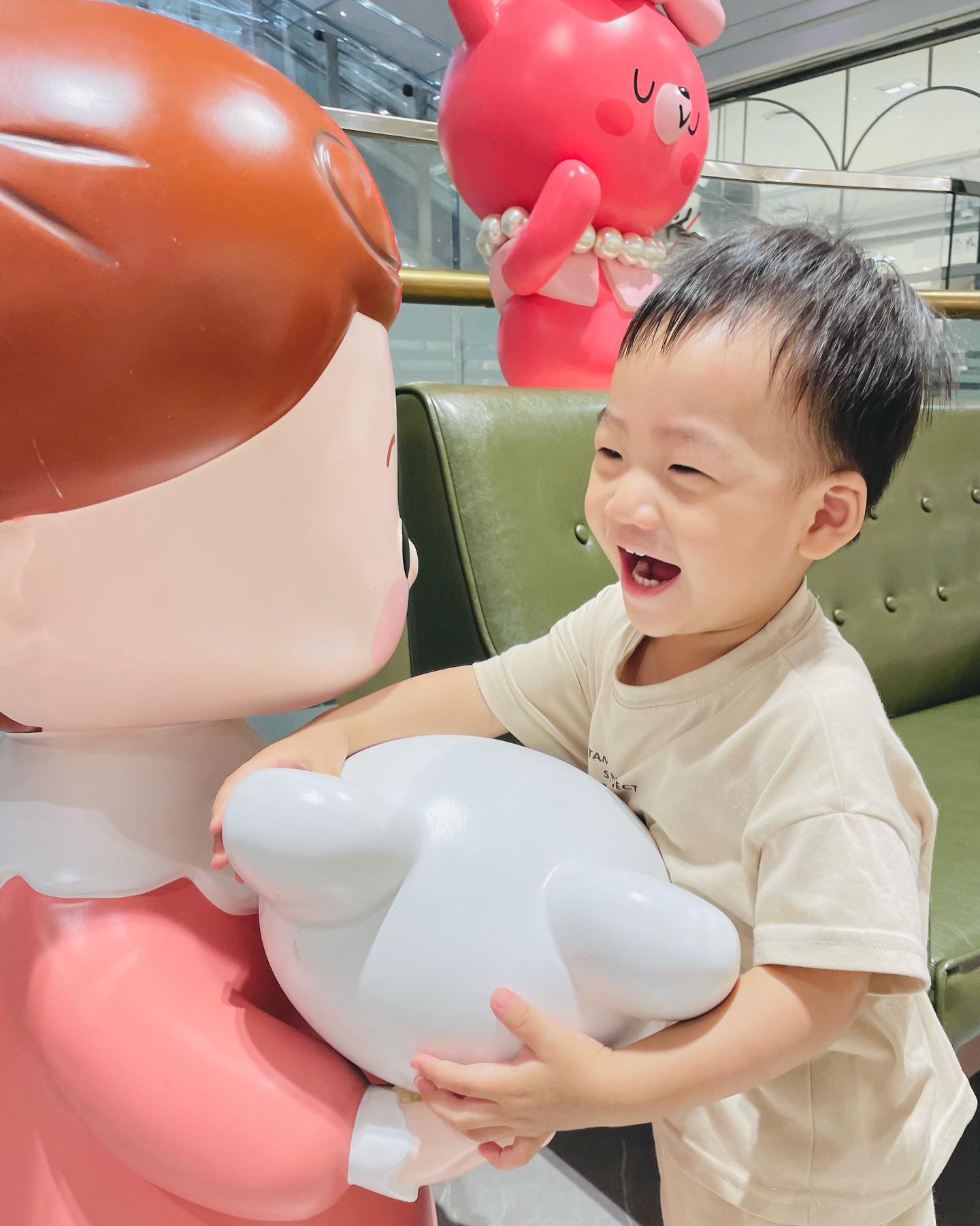 ෆ̇ 𝟱𝟱𝟳𝙙𝙖𝙮𝙨

지난 주 하원 후 어느 날 일상,

밖에서 많이 뛰어놀게 해주고픈데
아직도 너무 더워서 찾은 집앞 아울렛

때와 장소를 가리지 않는
곰돌이 사랑은 네버엔딩✨

#곰돌이사랑🧸
#최애동요는_예쁜아기곰🎶