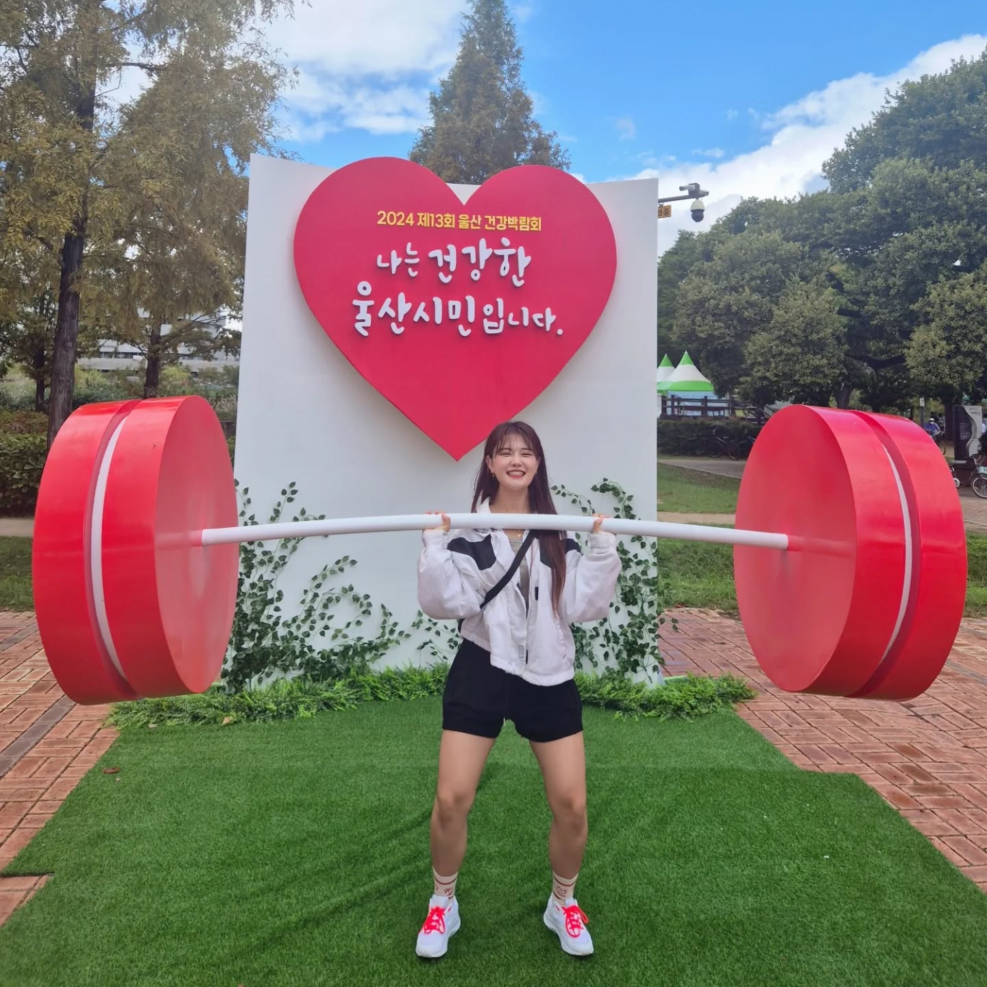 24.11
저번달에 찍은 거지만
지금 올리기》《

으라차차!!!!🥵
내가 힘이 좀 쎄^^