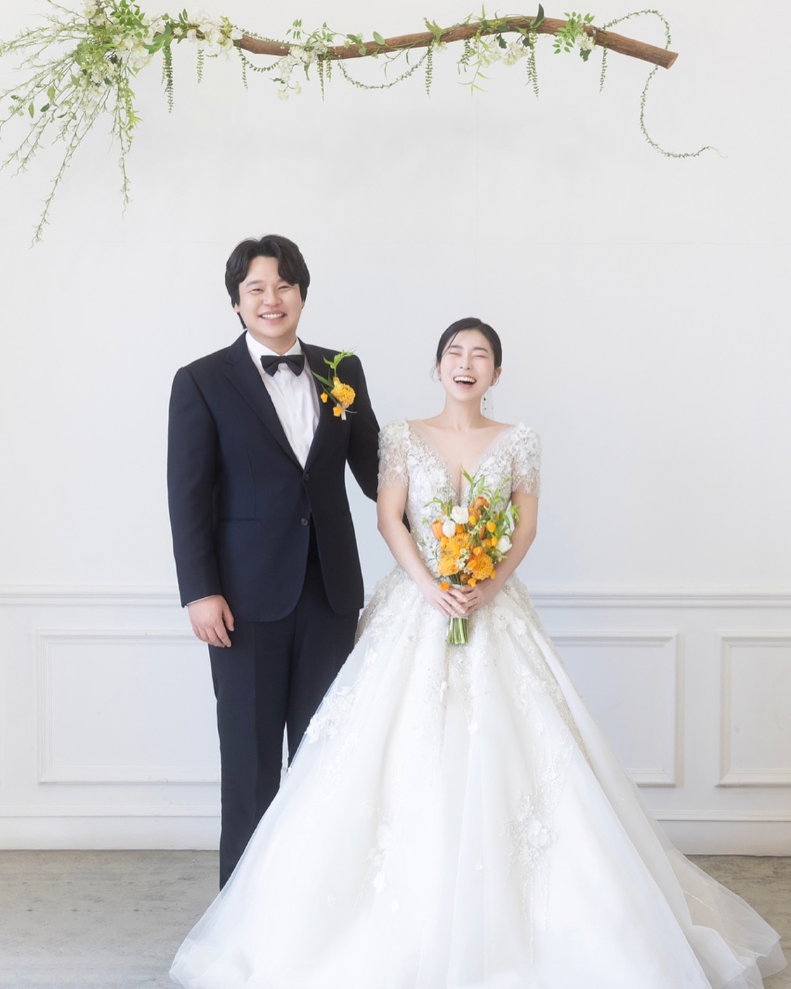 2024. 03. 10
#결혼식 미션 클리어👩‍❤️‍👨
예쁘게 잘 살겠습니다!! 
축하해주신 분들께 감사인사드립니다🥰
카메라울렁증 있는 저희 부부에게 멋진 작품 만들어주신 eternalmoment__  이승제대표님과 신원섭작가님 정말정말 고맙습니다!!! 
셀렉날짜 기대하는중,,!! 두근두근,,!!
#본식스냅 은 #이터널모먼트
#본식dvd 는 어떨 지 몰라서 아직ㅍㅎㅎ