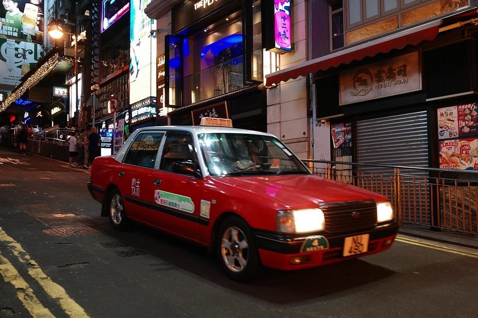 I missed so much this damn red cab 🚘