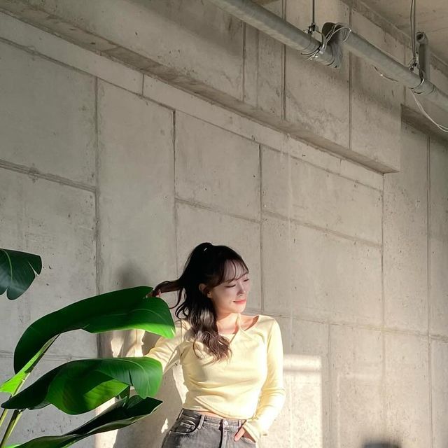  김채린◡̈ on Instagram: "#협찬 개강여신룩의 완성은…?!

안뇽 내 new shoes를 소개하지!!! 💛🧡

원래 패션의 완성은 신발인데,, 다리랑 발에 무리가 가는 신발은 예뻐도 다음날 너무 아파서 안 신데 되는… 다들 알 거임!!!

근데 또 편한 신발은 안 예쁠 것 같은 선입견을 뿌순…!👊🏻👊🏻 컬러도 다양하고 디자인도 예쁘게 뽑혀서 개강룩으로 산뜻하게 코디하기 딱이더라구용🤪

르무통 제품들은 착화감을 진짜 베스트로 중요하게 만들어서 그런지 오래 신어도 발이 편한 거 있져?!? 발을 포근하게 감싸주는 천연 양모 울 덕에 하루종일 걸어도 노프라블럼✨ (거기다 지구를 생각하는 마음까지 포근해 미쳐버린 르무통…🥹)

#lemouton #르무통 #봄코디 #르무통버디 #르무통_in #가로수길 #아이콘캐스팅"