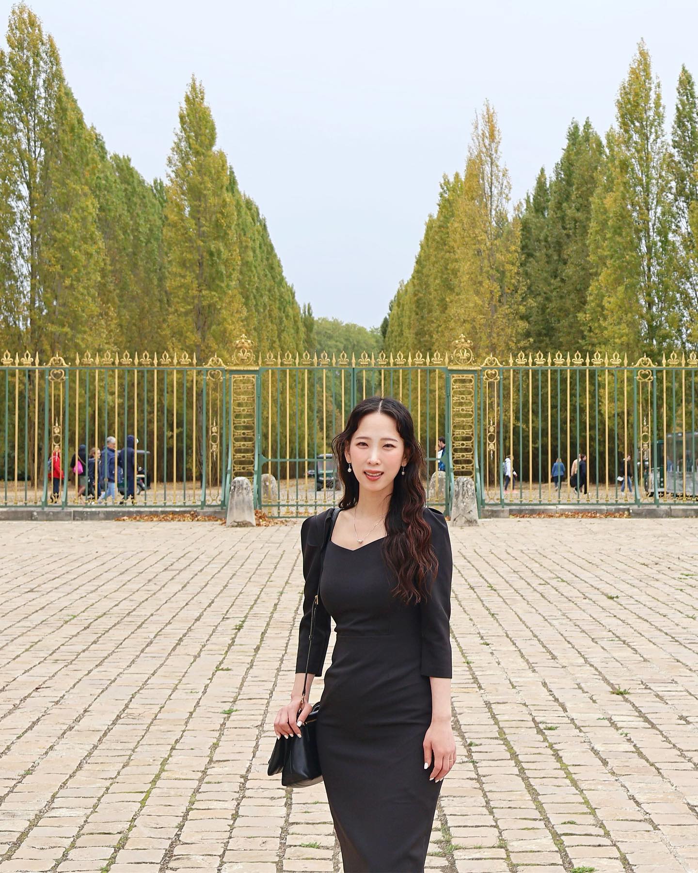 파리 둘째 날🇫🇷
우버 쓸 줄 몰라서 한인택시 불러 새벽같이 베르사유로...
하루아침에 기온이 급격히 떨어져 초겨울 날씨가 되어 버렸던 파리(10/14)

전에 오스트리아 벨베데레 궁전에 갔을 땐 베르사유가 아닌 것이 내심 아쉬웠는데
막상 베르사유에 와보니 벨베데레의 옥색 지붕이 훨씬 공쥬공쥬하고 화사했다는 생각이 들었다💚
그럼에도 베르사유는 우중충한 분위기 속 신비로운💙 멋이 있었지...
.
이날 베르사유와 루브르에 폭탄 테러 경고가 있어서 우리 다 보고 나올 무렵 경찰들이 진입하더니 
인근 지하철까지 무료로 근방 사람들을 모두 태우고 대피시켰다😳
덕분에 지하철비 세이프...(?)
.
.
.
.
.
.
#파리 #파리여행 #paris #paristravel #베르사유 #베르사유궁전 #트리아농 #쁘띠트리아농 #palaceofversailles #versailles #petittrianon #petittrianonversailles #europe #lfl #유럽여행 #좋아요반사 #withdog #강아지와여행 #강아지와유럽여행
