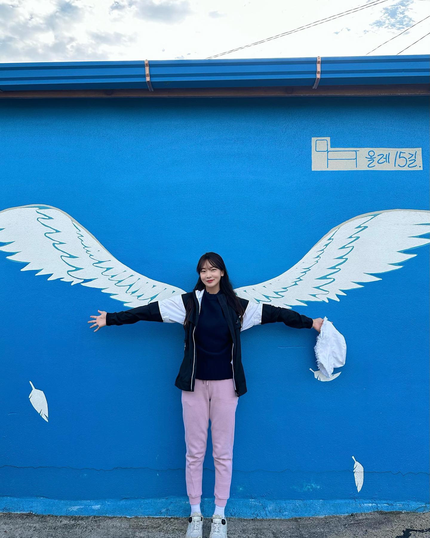 올레길15 코스 💙
날씨가 봄인지 여름인지 
너무 따수운 날씨에 기분도 좋고 
새봄이가 너무 잘 따라와줘서 생각보다 
시간이 얼마 안걸렸다💪
중간 중간 경로이탈하면서 데이트도 하고 💕
새봄이가 사진도 찍어주고📸
덕분에 즐거운 하루 💙

내년에는 올레길 도장찍으러 
열심히 다닐거라구요🐾🐾