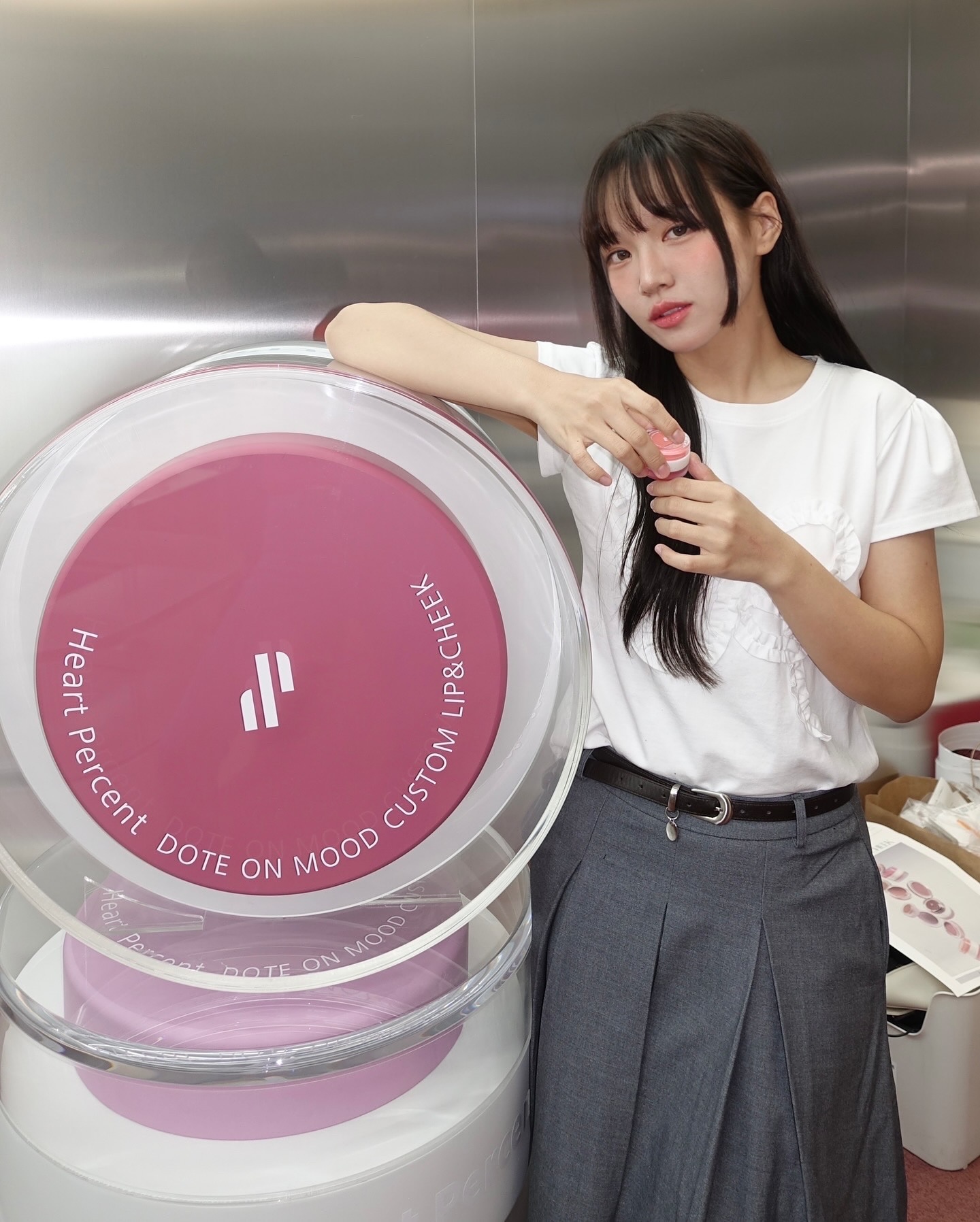 하트퍼센트 일냈네요••♥ ♥ 글로우한 샤인밤과 매트한 포그밤이 하나에 들어잇는 커스텀 립앤치크가 탄생했거덩요?
그래서 당장 무신사x하트퍼센트 팝업에서 만나보고 왔어요 ! 무려 14가지 컬러에 각각 두가지 텍스처(샤인밤/포그밤)로 누구든 취저 안 당할 수가 없음..💫 컬러도 너무 곱고 발색도 예쁘게 잘 올라가더라구요 저의 원픽컬러는 01. 애프리콧코랄 ! 낼부터 파우치템으로 추가야 👛+1 ⸝⸝⸝ 여러 이벤트와 함께 커스텀 립앤치크 만나러 하트퍼센트의 첫번째 성수동 팝업으로 놀러가보세요 ⋆.˚♡ ⊹⁺ 

♥ 연무장길 81 무신사 뷰티 스페이스1 musinsa_beauty 
♥ 10/12 - 10/20 11:00~20:00 heartpercent