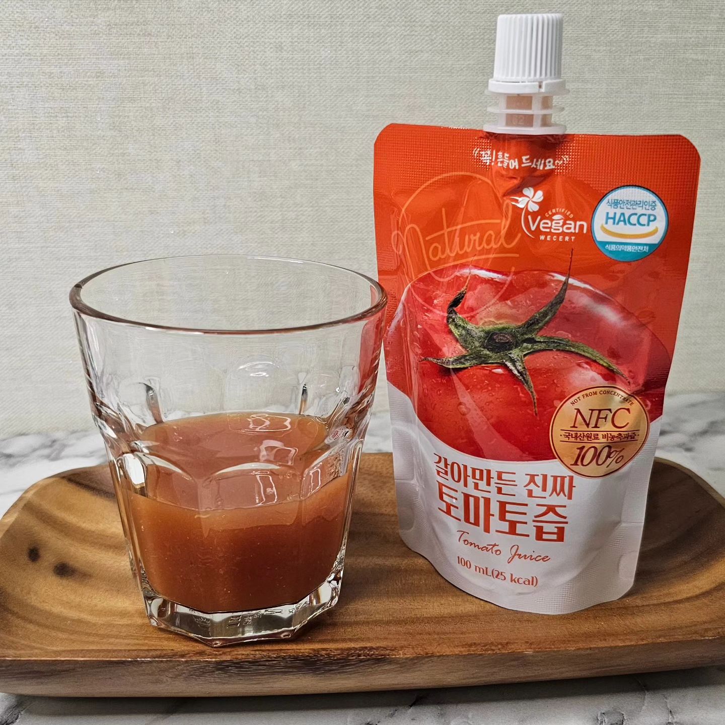 #협찬
.
유기농마루 갈아만든 진짜 토마토즙

단맛나는 쥬스는 No No!!
진짜 레알 국내산 토마토를 그대로 착즙한 과육 본연의 맛!
한마디로 건강한 맛이예요♡♡

첨가물이 들어가지 않아서 온가족이 함께 먹을수 있어요.

스파우트형 파우치로 되어 있어서 외출할때 가방에 넣어 가기 좋아요.
저는 아침 출근길 가방에 1팩씩 넣어가요~

살짝 얼려서 먹으면 슬러시로 아이스크림이 따로 없어요~

저는 토마토쥬스를 좋아해서 직접 갈아마시는데
이게 아침에 출근하기도 바빠서 힘들더라구요.

이제 요렇게 간편히 먹을수 있어서 굳굳이예요😊
.
#유기농마루 #토마토즙 #레알토마토쥬스 #건강한토마토 
#직장인스타그램 #아침식사대용 #착즙주스 #건강즙 #먹팔해요