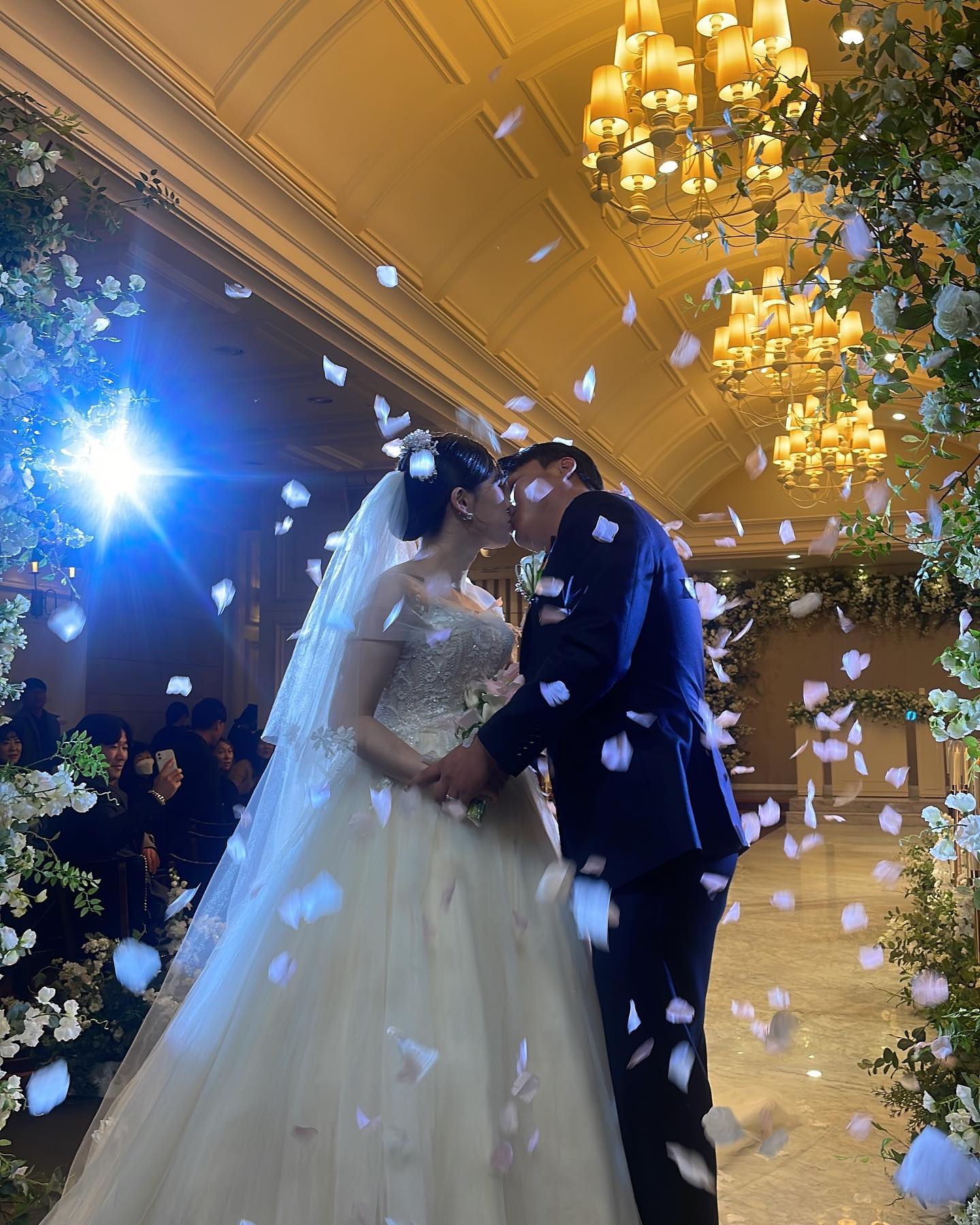 저희의 소중한 날을 축복해주셔서 감사합니다💐
바쁘신 와중에 귀한 걸음해주시고 도움주신 많은 분들 덕분에
더욱 성대한 결혼식이 될 수 있었습니다

다시 한 번 감사드립니다:-)🤍

#국가대표_멋진아주버님⛹🏻‍♂️
#양산경찰서_형사님들
#마이티마우스_에너지