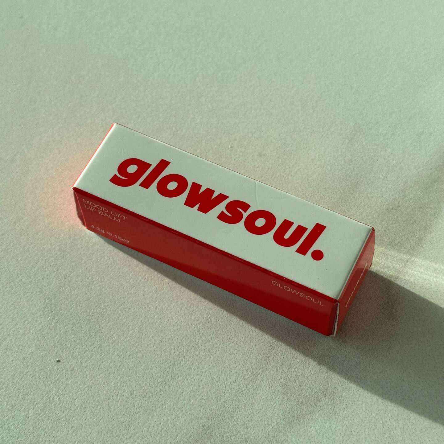 💋글로우소울 무드리프트 립밤

언젠가부터 입술이 자주 트고 건조했는데,
입술색이 연한 편이라 립을 바르고 립밤을 바르니까
귀찮기도 하고 한 번에 해결할 수 없을까 했는데
알게 된 밤 텍스처의 립밤!

원래 남자립밤인데 가운데 쪽에
듀얼구조로 컬러가 내장되어 있어서
자연스럽게 생기를 돋울 수 있고
번들거리거나 끈적이지도 않아서 좋음!

발색도 자연스러운데 립따로 립밤 따로
안 챙기고 안 발라도 되니까 간편해서
생얼일 때도 자주 사용할 것 같음!

자연스러운 메이크업할 때 굿~

#glowsoul #glowsoul.official #립밤 #글로소울 #글로우소울 #남자립밤 #남자스킨케어 #남성뷰티 #수분립밤 #생기립밤 #듀얼립밤 #발색립밤