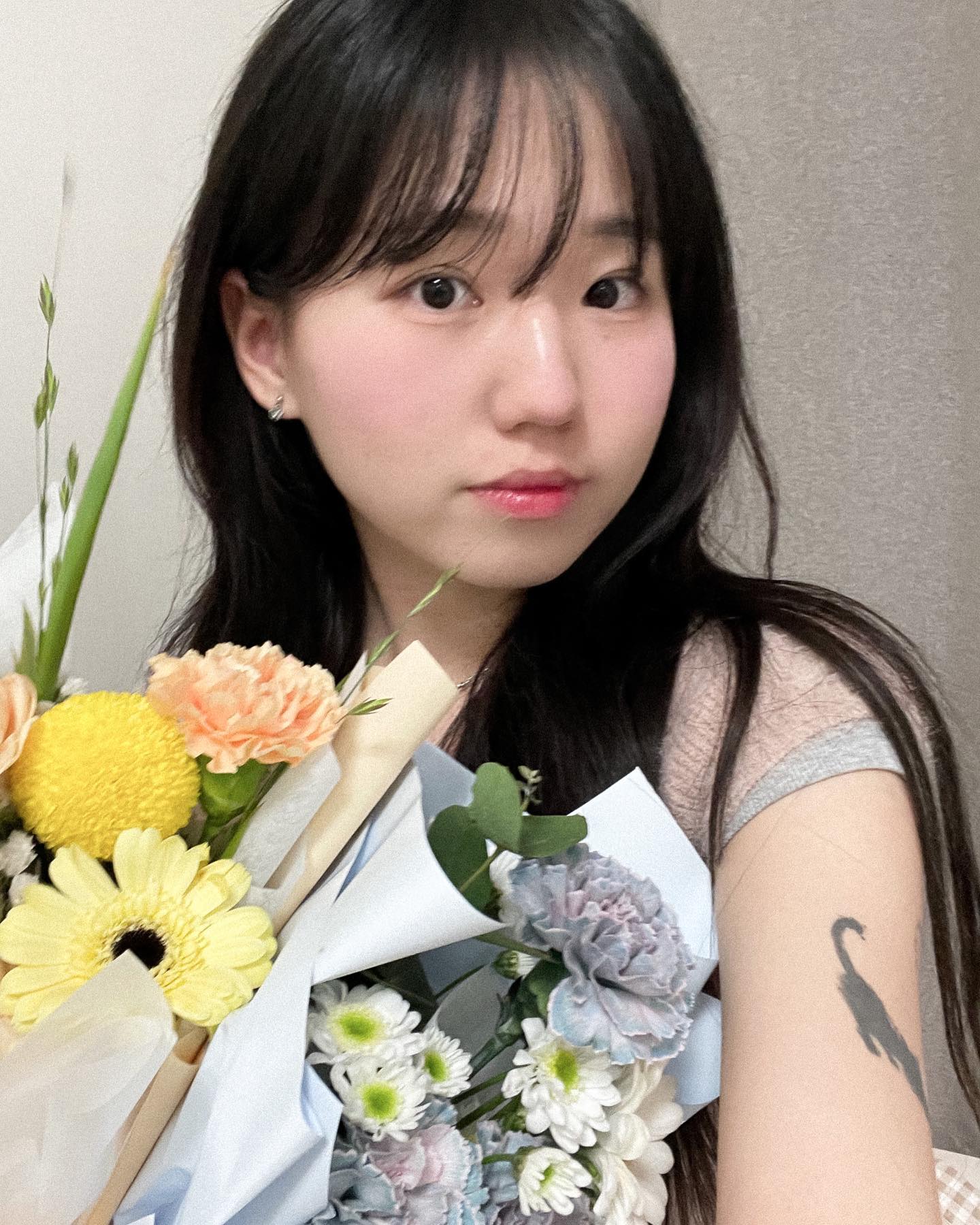 예쁜 애들이 줬어 (*´꒳`*) 꽃 짱 옙브지 ㅜ ㅜ !!