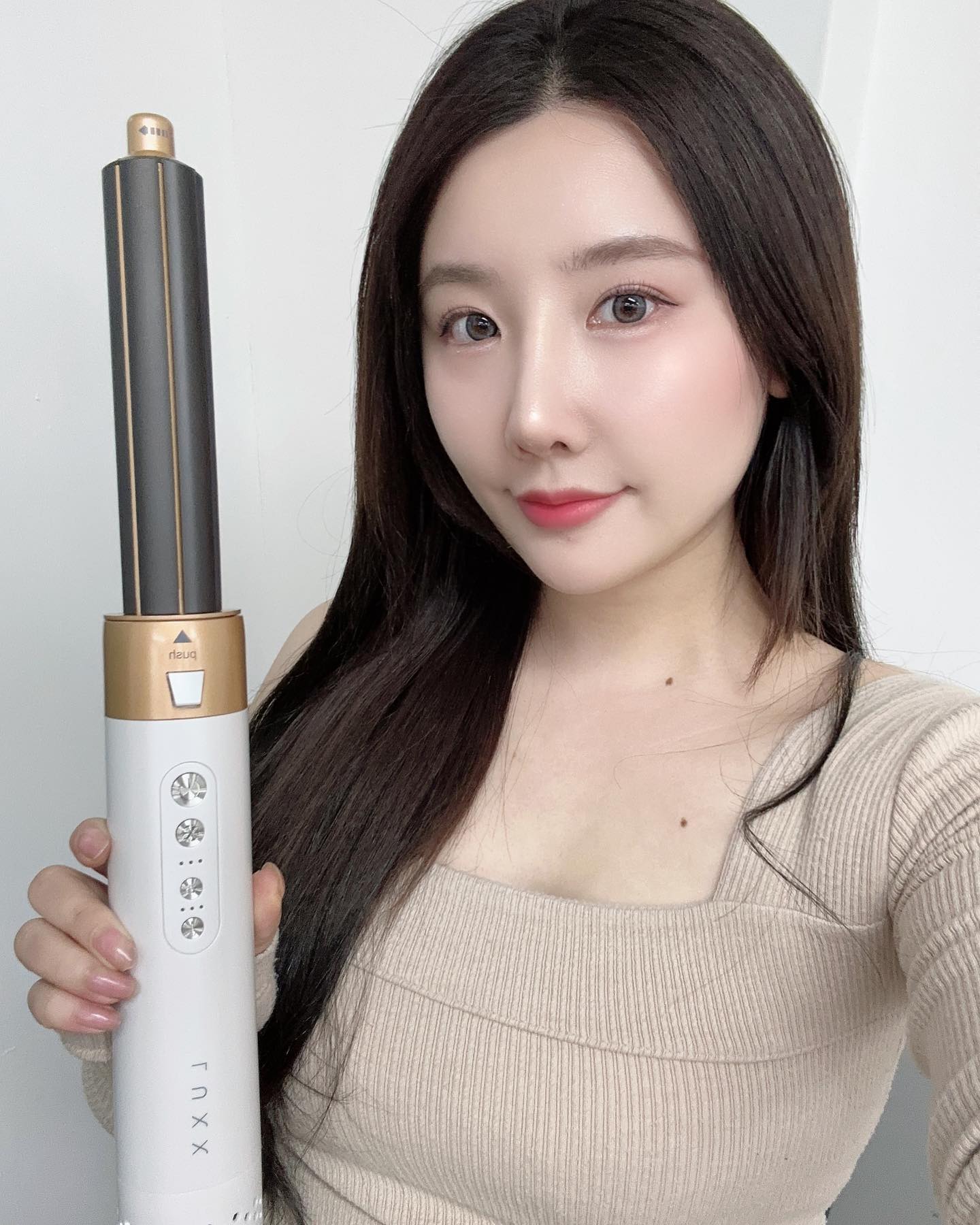 해외 수많은 인플루언서들이 선택한 Luxx Store 의 Luxx Air Pro 2가 드디어 제게왔어요! 
아직 능숙하지않지만 요즘 예쁜컬 사진은 모두 Luxx 헤어스타일러 덕분 갖고싶었던만큼 언박싱까지 담아봅니다!
디자인과 컬러가 넘모!!!!! 예뻐요.. ✨

👉🏻 럭스의 제품들은 롯데on 스토어, 쿠팡, 신세계 온라인과 
현대백화점 천호점, 롯데백화점 영등포점, 롯데백화점 중동점 오프라인매장에서 만나볼 수 있어요 💖

#럭스 #luxx #luxxairpro2 #럭스스토어 #luxxstore #헤어스타일링 #럭스에어프로 #헤어드라이기추천 #럭스에어프로2 #luxxstore