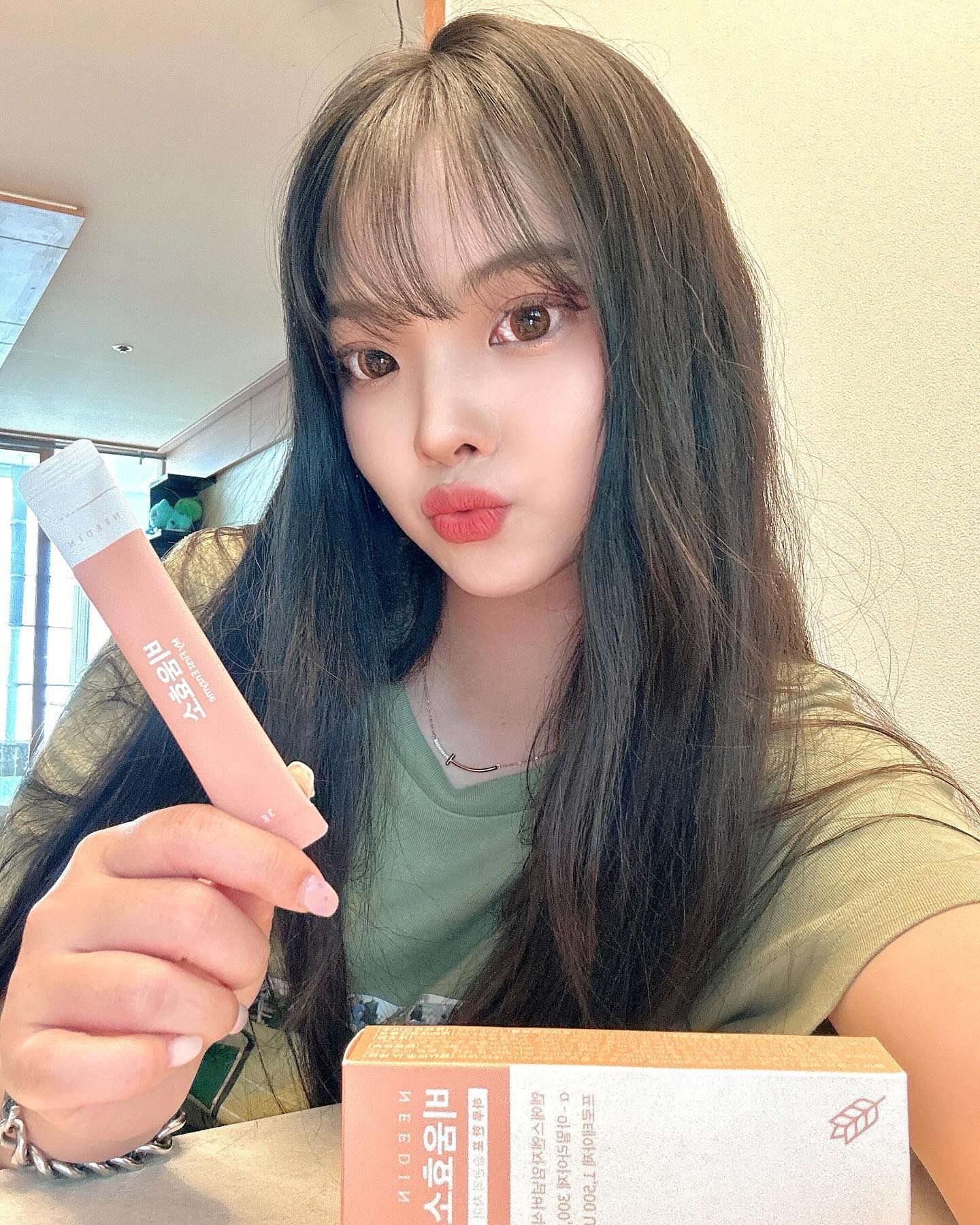 #협찬  #니드인비움효소 

요즘 급하게 먹거나 잘못먹으면 
소화가 잘 안되서 자주 더부룩하고 불편했는데 
비움효소 먹고 속이 많이 편안해졌어요!! 

가루형태인데 물에 잘 녹아 텁텁함 없이 쉽게 넘어가고
달달 미숫가루 맛이라 너무 맛있더라구요🤍

휴대하기 편해서 간편하고 들고다니기도 좋아 외식 후 바로 먹기좋았어요 :)

5월 올영픽에 선정되어 한달 간 44% 세일 진행한다고 해요 ~~~!!!!
(25,000원 -> 13,900원 44% 할인 중)

❕100% 국내산 보리, 서리태, 현무, 율무, 흑미를 사용했어요.
❕속이 불편하거나, 복부팽만감, 소화가 안될 때 먹는 효소예요.
❕3년 연속 올리브영 어워즈 수상했어요.(23년 이너뷰티 트랜드 수상)
❕1포당 301,500unit의 높은 역가수치로 효소 활성에 우수해요.

#니드인 #needin #올리브영 #이너뷰티 #올영이너 뷰티 #비움효소 #올리브영효소 #올리브영추천템 #올리브 영효소추천 #올리브영이너뷰티 #분해효소 #체질관리 #소 화필수템 #소화효소 #뷰티팁 #올영픽
needin_official oliveyoung_official