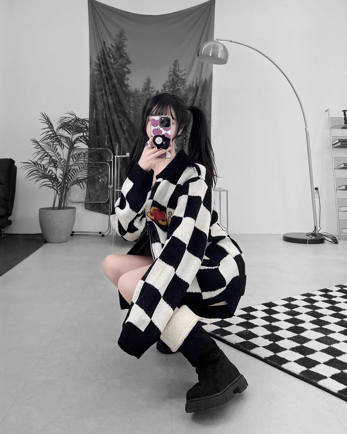 #협찬제공

[MISSLULZ ; 🏁]

with_misslulz 의 MISSLULZ DIZZY ATTACK ZIP UP KNIT 에욤❤️‍🔥

귀요미로 돌아온 힝임미댜>_<✨ 체커보드 코디 첫경험인뎅, 유니크하면서 너무 예쁜거 있됴🥺 게다가 투웨이 지퍼라 활용도도 넘 좋은건 안비밀🤫

넘 예쁜 체커보드 아이템으로 키치룩을 완성해 보았는데, 어떤가욤?🖤

✔️ 유니크한 체커보드 패턴🏁
✔️ 여러 연출 가능한 투웨이 지퍼
✔️ 힙한 미스룰즈 로고 디테일❤️‍🔥

#미스룰즈 #misslulz #체커보드니트 #체커보드코디 #패션아이템추천 #체커보드아이템 #유니크룩코디 #유니크코디 #힙한코디 #힙스터코디 #데일리코디룩 #패션인플루언서 #패션계정맞팔 #패션피플 #일반인모델 #패션협찬 #패션매거진 #디자이너브랜드추천 #휴일코디 #겨울코디 #키치룩 #니트코디추천 #어그부츠코디 #오늘의코디룩 #무채색코디 #무채색패션 #모노톤코디 #학생룩 #온더룩크리에이터