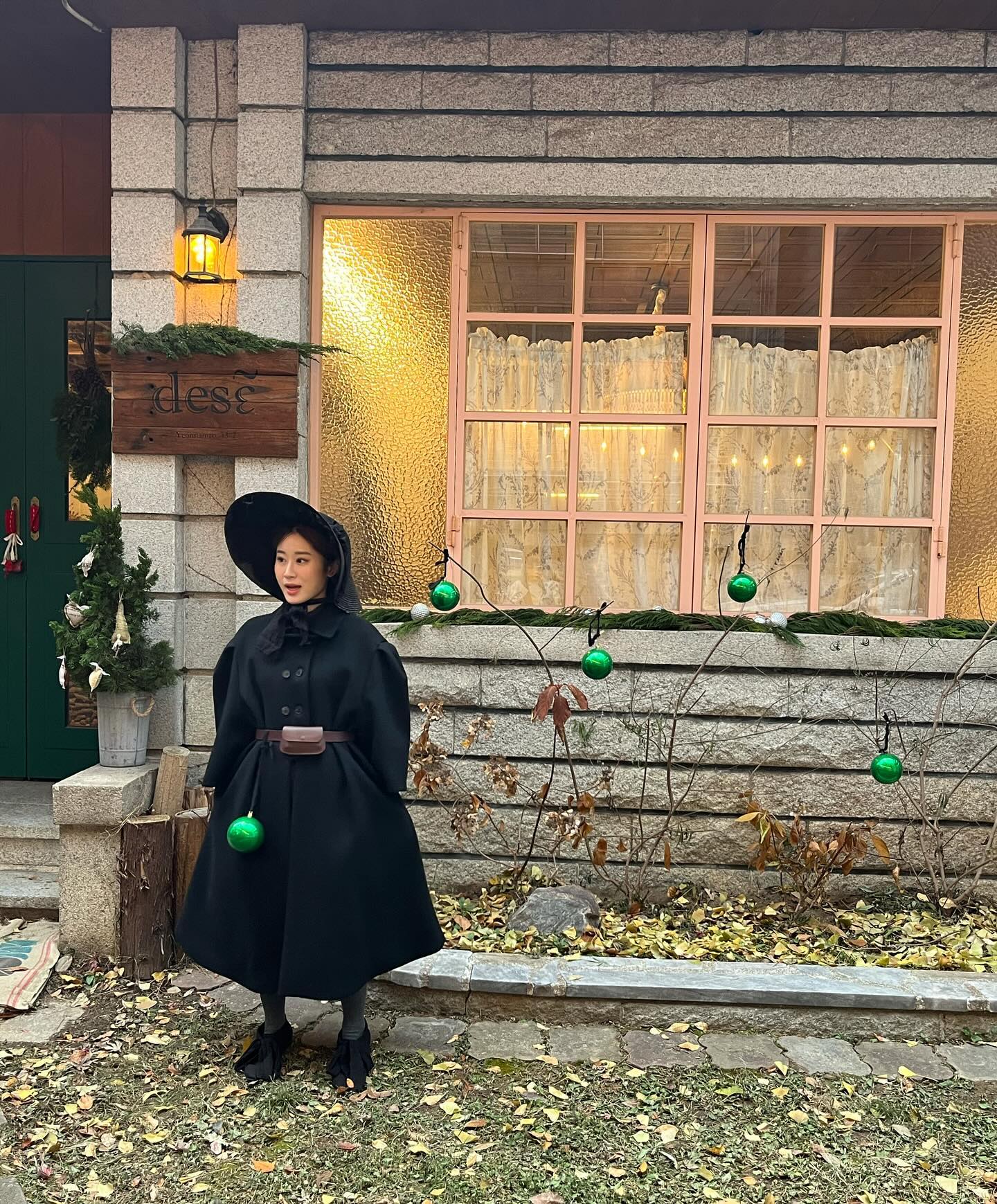 #광고 iam_jammer 

주말에 초대받아 다녀온 잼머의집의 크리스마스파티🎄❤️ 
꼭 동화속에 나올 것 같은 집에 아기자기한 린넨으로 만든 옷과 악세서리들로 가득했어요🥹🤍

잼머라는 브랜드는 고전영화에 나오는 그녀들의 드레스가 그대로 린넨에 담겨있고 옷 하나하나에 이야기를 담아 린넨만이 갖고 있는 내츄럴한 무드를 고스란히 전달해주는 브랜드 랍니다 :)

저도 신나게 입고 구경하고 왔어요!
정말 잼머의집은 구경거리도 많고 예쁜 옷이 한가득이니까 꼭 한번 방문해서 구경해보세요🫶🏻

🍄주소 : 서울특별시 마포구 연남로 43-2

#잼머의집 #잼머 #jammer #연남동옷집 #연남동편집샵 #크리스마스옷 #디자이너브랜드 #디자이너브랜드옷 #린넨원피스 #홍대옷집 #데일리룩 #오오티디