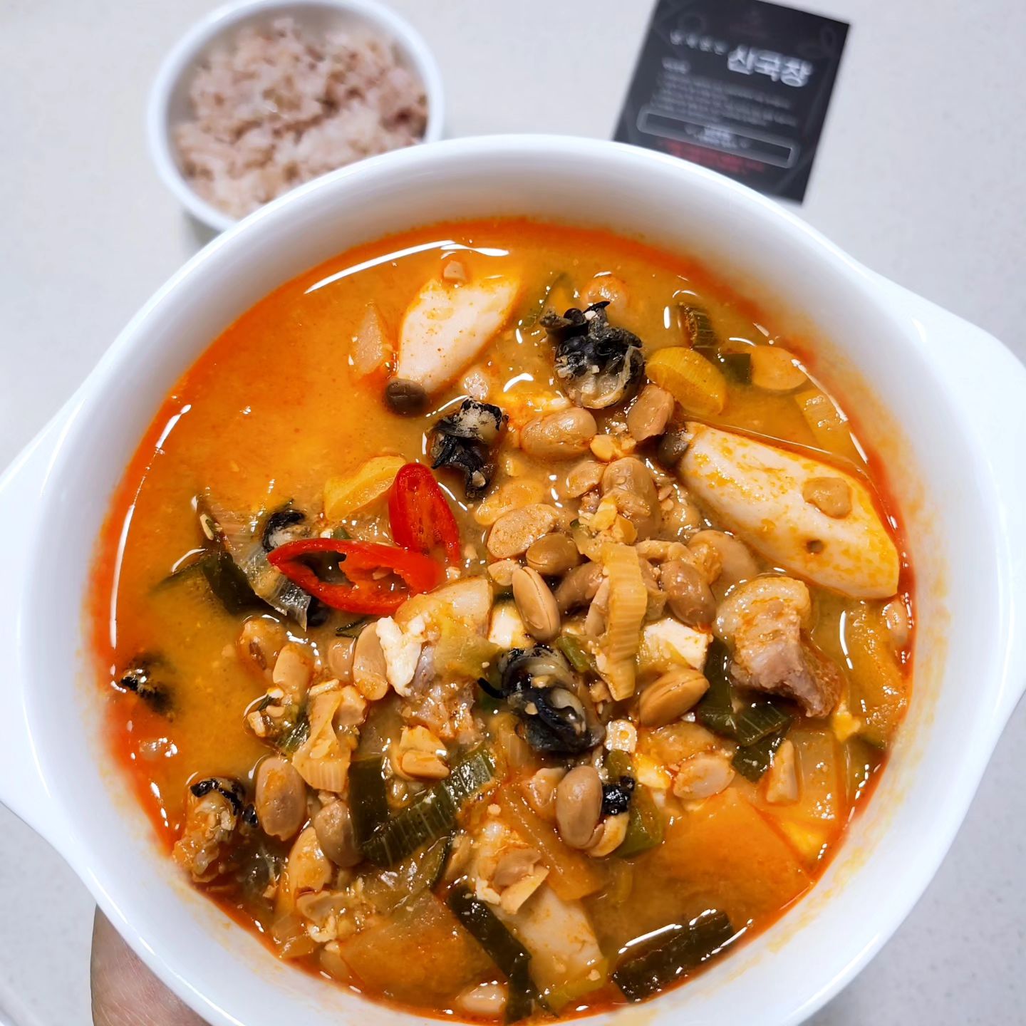 #협찬 #냄새없이맛있는청국장

🥘 냄새 없는 청국장님ㅋㅋㅋ

된장찌개보다 약한 냄새가 나는 청국장
아이들이 좋아하고 라면보다 끓이기 쉬운
국장님을 소개합니다아아~~~

추운 겨울 청국장이 생각나는데 😭 
집안에 냄새날까 못드셨던분 계시죠!

맘카페에서 아이들 밥도둑으로 이미
인정받은 냄새없는 청국장님 !
청국장이 좋다는건 알지만 가까이 할 수
없는 존재였던건 사실이었잖아요

만들기 번거롭고 어려우면 안먹게 되는데
냄비물 500ml에 청국장 재료넣고 보글보글
끓이면 끝! 쉽고~ 빠르고~ 간편한 조리법

🥘 기본 패키지에 ...대파ㆍ 무ㆍ호박
ㆍ양파ㆍ버섯ㆍ 우렁이 가득!들어 있으니
소고기나 돼지고기를 넣고 , 두부 썰어넣고
맵기 원하는대로 고츳가루나 청양고추 추가만
해주심 진짜 맛있는 청국장이 뚝딱 완성 돼요

#수희국장청국장님
정말 순간 끓인건데 깊은맛이 대박...❤️
냄새없는거 싱기방기 할 뿐이고요~
적당히 매콤하고 고소하고 진짜 너무 맛있어요

--->냄새 없는 청국장님(밀키트)
남녀노소 모두 좋아하는 가벼운 청국장!
--->냄새 없는 매운 신국장님(밀키트)
신라면 보다 매움! 입안이 얼얼하게 매운맛! 
--->고소함 2배 깨국장님(밀키트) 
들깨가루로 숙성시켜 고소함 2배, 멈출 수 없는 맛!

냉동 보관이 필수이므로 냉동실에서 
꺼내 바로 끓이면 신선한맛 그대로~~~
탱글 쫄깃 우렁살이 씹히는 매력까지 완벽해요

변비ㆍ설사천연정장제 뇌졸증ㆍ치매 예방 
탁월한 항암식품 영양만점 청국장 
간기능 향상 등~~~ 엄청 많아요!

🍚 밥도둑이 여기 있었어ㅋㅋㅋ
맛있고 건강에 좋은 청국장 무조건 추천해요

010.4169.7554

#밀키트추천 #청국장밀키트 #간편조리식품 
#냄새없는청국장 #냄새안나는청국장 #청국장
#청국장추천 #간편찌개 #간편조리 #청국장님
#엄마표청국장 #냄새없는국장님 #셀러뷰
