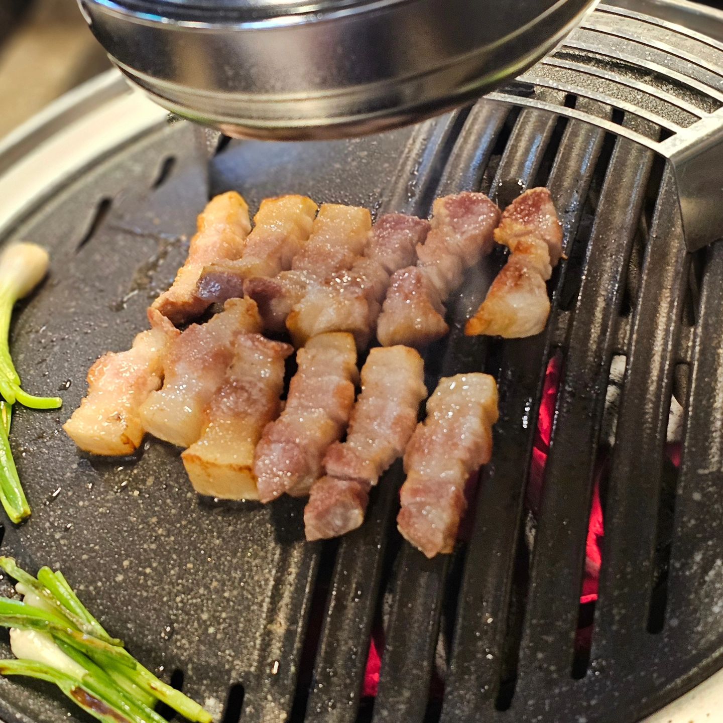 #동백#여수고기집#여수서시장맛집#봉강동고기집#봉강동삼겹살#여수모임장소#여수회식#여수삼겹살#여수고기집#여수맛집#여수서시장#여수#봉강동
이번 추석
즐거웠던 여수여행에서 인상깊었던 여수현지인맛집 동백

숙성고기라 부드러워서 어머니도 좋아하셨고
독특한 테이블로 힙한 분위기라 
한잔하기도 좋고

후식메뉴 중 트러플짜파게티 
찐 맛있으니까 꼭 먹어야함(강조)

쪽파를 같이 구워 먹는것도
육젓(6월에 나는 새우로 만든 젓갈)
올려 먹는 숙성삼겹살도
기본으로 나오는 된장찌개도
입가심으로 주문했지만 한 그릇 더~를
외치게 하는 트러플짜장라면도
여수에 가면 또 가야할 곳이 생겼다