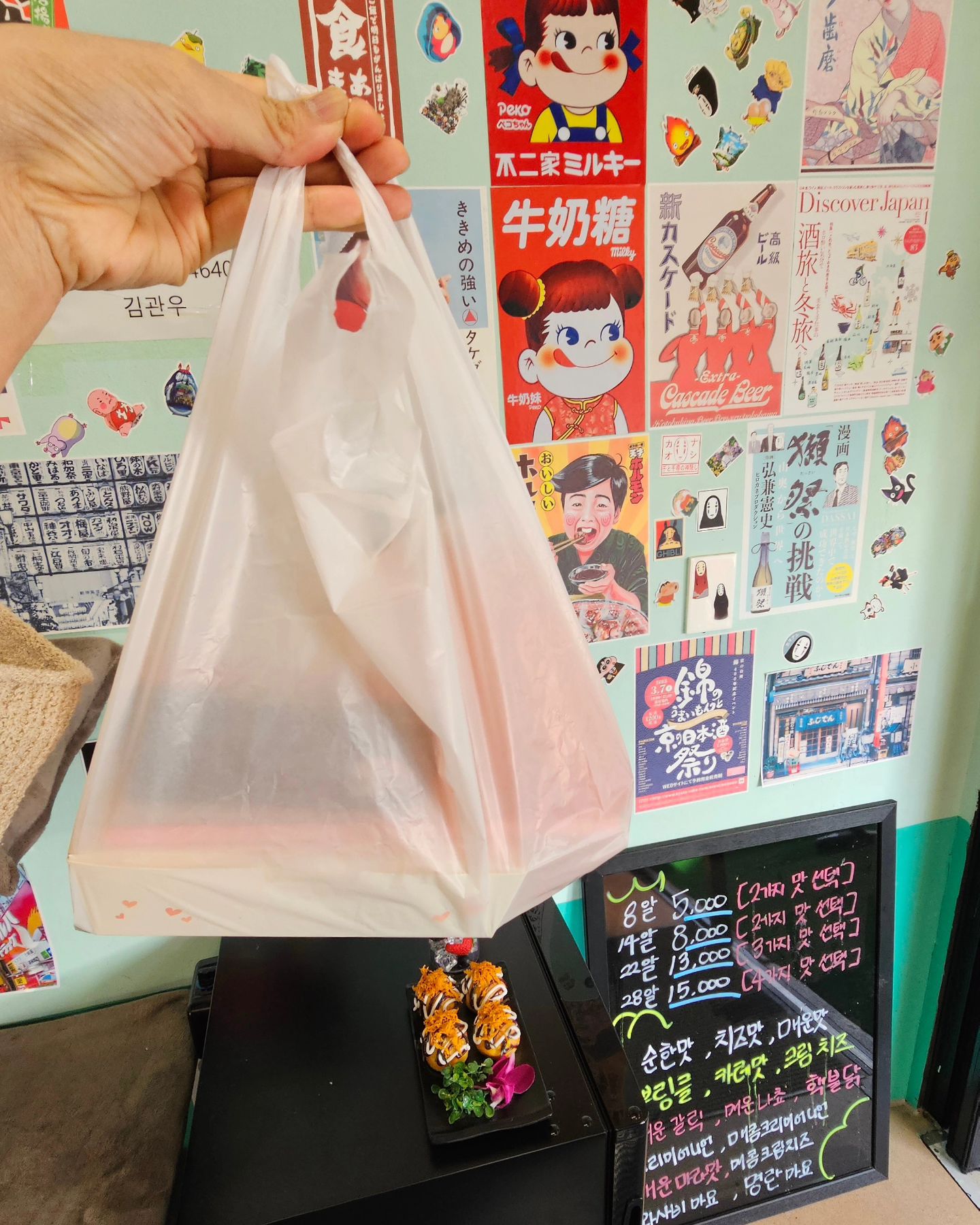 #협찬
#주말 집에서 가까운 #성북천산책
#성북천 주위로 금계국이 가득 피었어요
낮에는 덥지만 아침 저녁 진짜 산책하기 좋은날씨
좋아하는 음악들으며 산책하다가
살짝 출출해서 #타코야끼 사들고 왔지요
집근처 #모모타코한성대점

매장분위기는 일본느낌가득하고
좋아하는 맛으로 골라먹을수있어서 좋아요
맛이 엄청다양해서 올때마다 골라먹지요
저는 매운맛 크리미어니언 치즈맛으로 픽

바로앞에 성북천있어 요기앉아
하나씩 콕콕찍어먹음 얼마나 맛있는지몰라요
큼직하게 씹히는 쫄깃한 문어살이랑
말랑보드라운 타코야끼랑 소스맛도 좋고
춤추는 가쓰오부시까지 완벽해

오늘은 #모모타코 에서 #자몽에이드 랑 함께먹었는데
캔으로 큼직하게 포장해주시는데 에이드도
진하고 상콤달콤 시원해서 추천해요

주소는 여기
서울 성북구 삼선동2가 44-1 1층 모모타코

#성북천맛집 #성북구맛집 #한성대맛집
#한성대 #한성대타코야끼 #타코야끼맛집