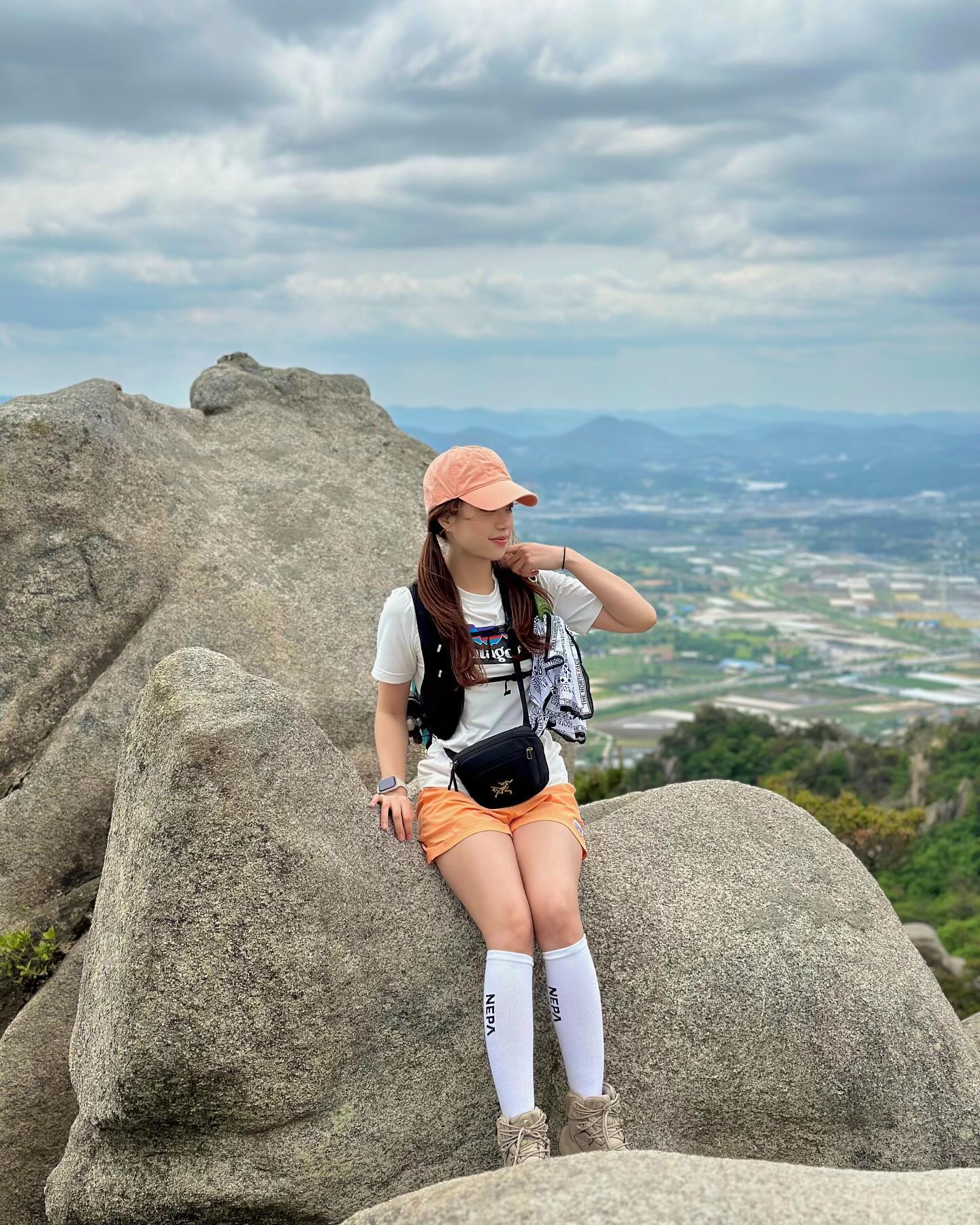 다들 오랜만!!!!!!🤍

정~~말 오랜만에 산에 다녀왔어요,,히히
그나저나 이번 주말 풍속 무엇..👀

제게 너무나 무심했던 작년을 뒤로하고 
다시 건강해지려고 요가도 시작하고, 이제 등산도 무리가 되지 않게 즐겁게 다녀 보려고 해요✨

다들 건강하시고, 우리 행복한 한해 보내요 😆

☑️ 이곳은 용봉산 악귀봉, 물개바위랍니다 😙