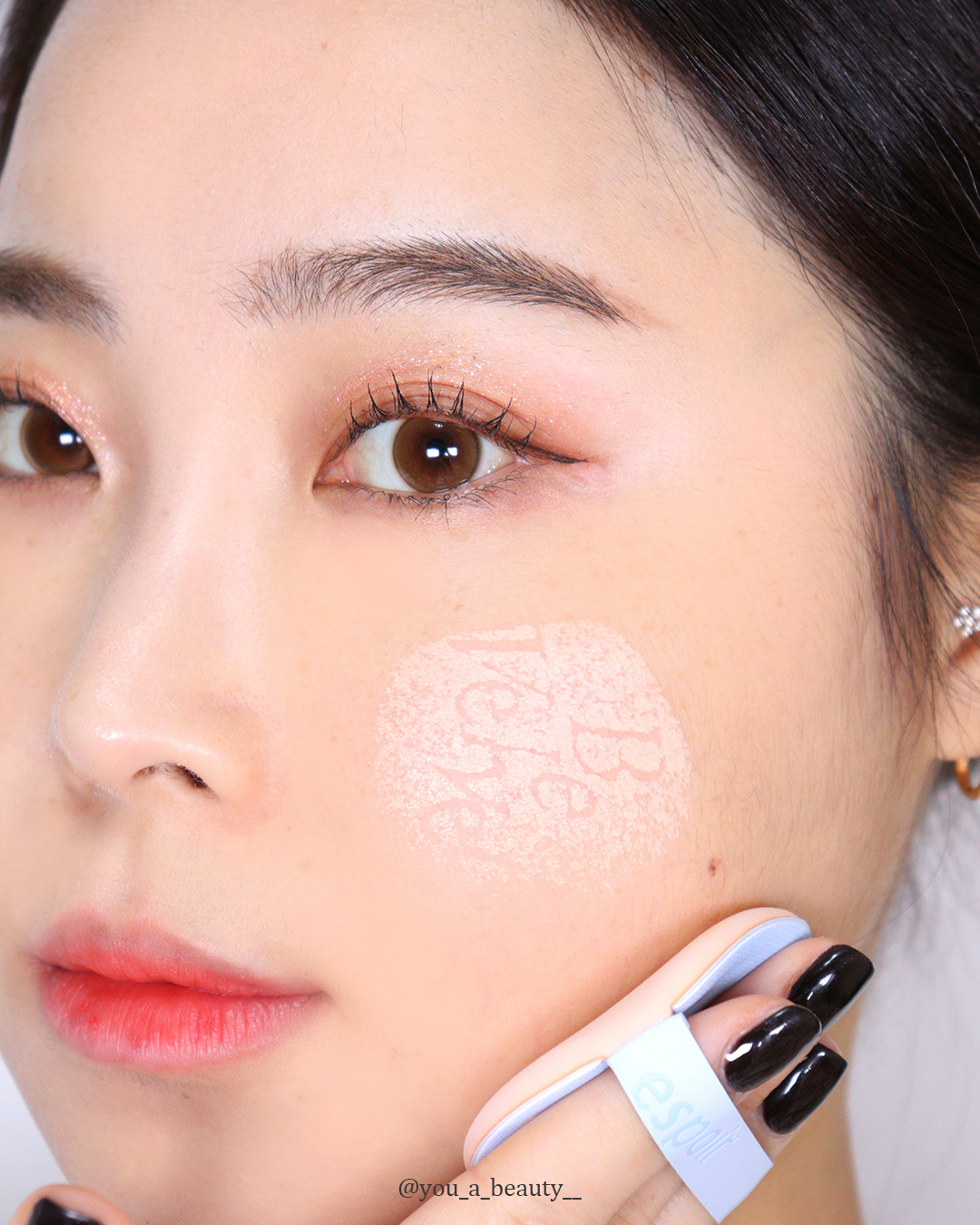 #제품증정광고 x espoir_makeup 
제 인생쿠션 중 하나인 비벨벳 쿠션이
다가올 봄을 맞아 너무 예쁜 한정판 핑크빛 벚꽃 에디션으로 출시되었어요

리필은 물론 한정 디자인이라 수량이 다 판매되면 다시는 못 볼 제품!
2/12 바로 내일 올리브영에서 선런칭 되는데요

> 올리브영 온라인에서 오늘 소개한 벚꽃에디션 비벨벳쿠션이 선런칭되는데
런칭 기념으로 무려 22% 할인 혜택도 드린다고 해요
.
.
#에스쁘아 #비벨벳쿠션 #벚꽃에디션 #윈터쿠션 #갓벽커버쿠션 #쿠꾸 #올영쿠션 #올영추천템 #올리브영쿠션