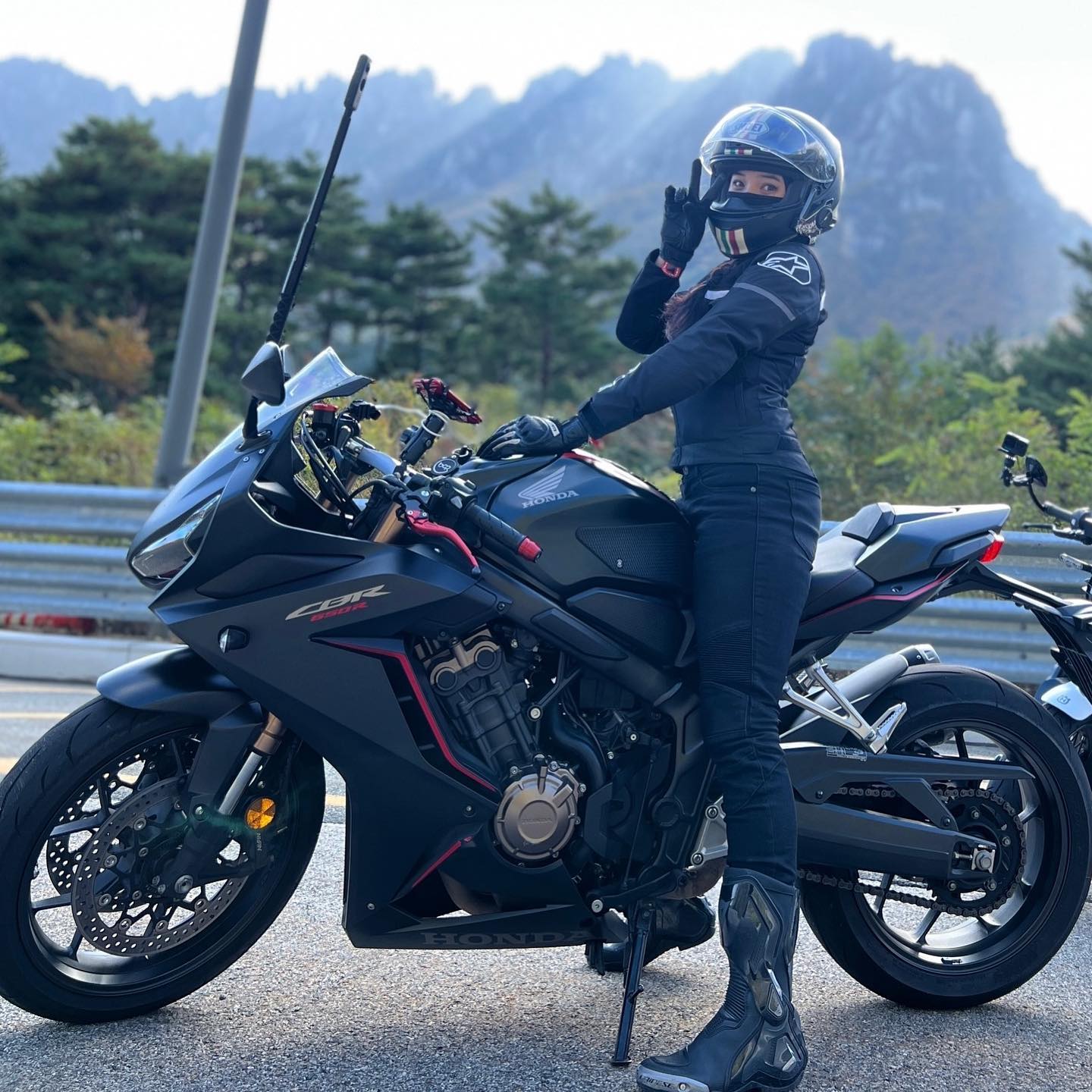 시간을 다시 돌려됴오오😢⠀
⠀
#울산바위 #속초 #미시령 #혼다 #honda #cbr650r #cbr #미들 #바이크스타그램 #바이크 #바이크투어 #여라 #바이크타는여자 #여성 #여성라이더 #바린이 #바생아