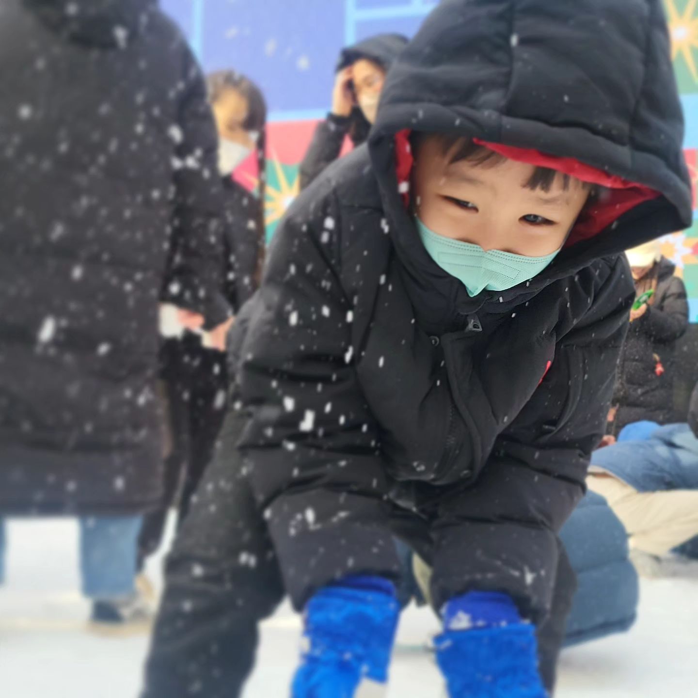 첫눈이다아☃️

우리 또기 다섯 살 인생 첫 눈 
인공눈이라도 넘 좋은걸 🫶

잠시지만 눈싸움도 하고 눈사람도 만들고
춥고 손시린것도 잊고
내가 더 덩달아 신나서
집에 오기 싫드라 😆

완전 무장해서 내일 또 갈까?!🎄

#울산눈꽃축제 #울산성남동눈꽃축제 #울산중구눈꽃축제 #울산겨울축제 #첫눈 #다섯살첫눈 #눈이와요