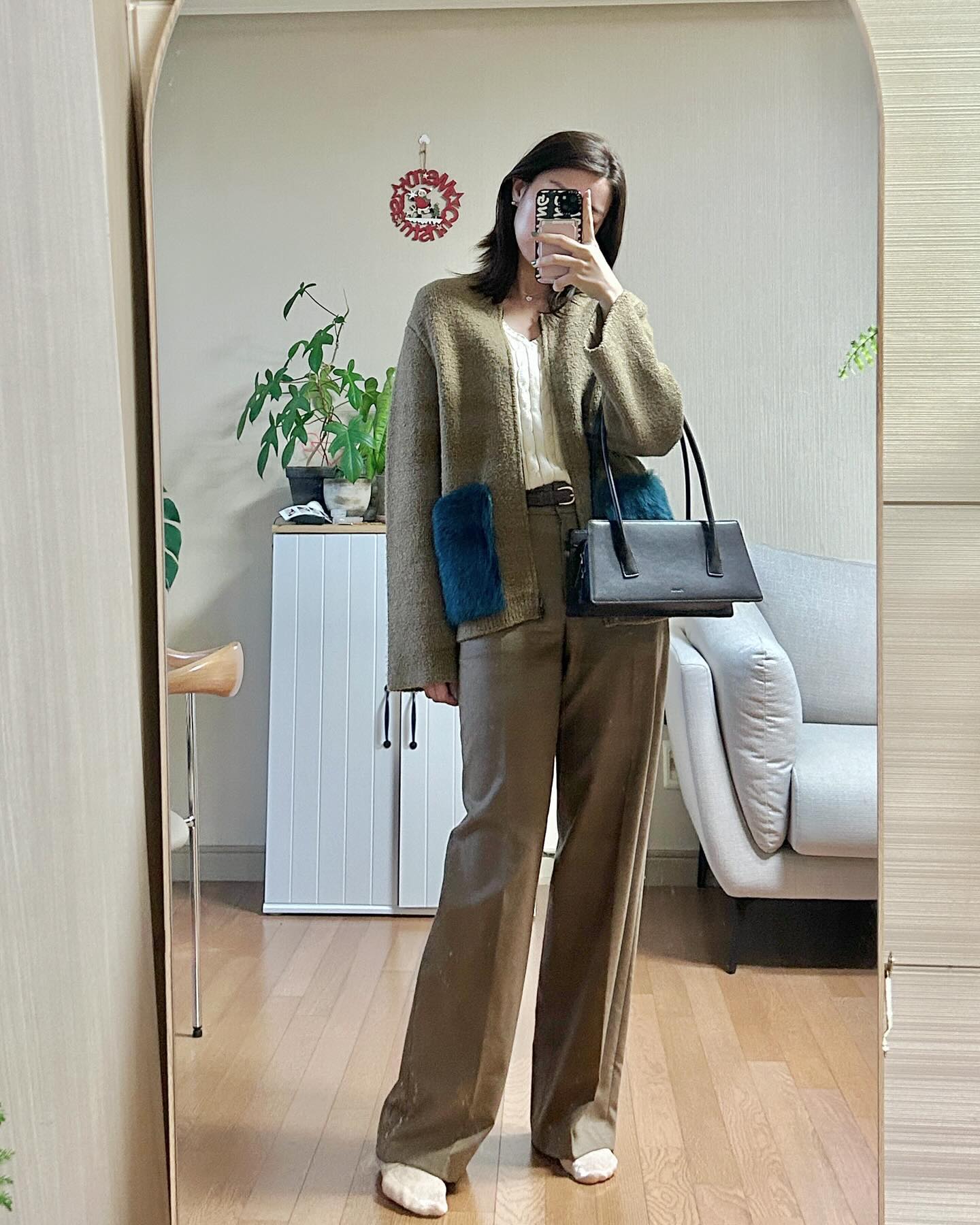 #glamjh_ootd #뗘니룩 #협찬 
오늘은 슬랙스코디로 오피스룩🫶🏻
folnua_official 에서 보내주신 미니 보스턴백 착용!
미니백을 좋아하지만 보부상이라 슬픈 1인인데
요거 수납력이 좋아서 파우치가 다 들어가네요?!
탄탄하면서도 부드러운 소가죽이라 각이 잘잡혀있구
사이드 스티치가 은은하게 이쁜💕
붉은기가 덜어진 다크초코 브라운 색감이
사계절 언제 들어도 너무 좋은 데일리백이 될 것 같아요!

무신사에서도 꽤 핫하던데 저만 몰랐나봐요!
이번에 무진장 블프 세일도 하던데 다들 구경가세요👀✨

Top : poloralphlauren 
Bottom : time___official 
Outer : lanvincollection_kr 
Bag : folnua_official 🎁
Shoes : adidas
