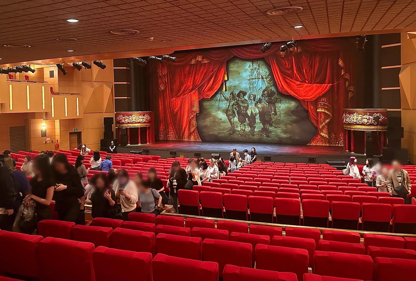 오오랜만에 대만족한 뮤지컬, 삼총사⚔️

지금까지 여러 뮤지컬을 봐오면서 기대가 점점 커져서 그런지 만족스러운 공연을 찾기 어려웠어.. 그래서 사실 오늘도 갈까말까 하다 왔는데, 안 왔으면 너어무 아쉬울뻔~! 게다가 내일까지가 커튼콜데이라니.. 이런 행운이ఌ

처음부터 끝까지 모든 배우의 노래에 만족한건 처음. 각 넘버마다 불편한 부분 하나 없이 편하게 들을 수 있을 정도로 모든 배우들의 노래, 춤, 연기까지 흠 잡을 것 없이 훌륭했고, 무대 연출이나 간간이 나오는 센스있는 유머, 재밌는 퍼포먼스는 보는 내내 스ㅁㅏ일ㅎㅎ 화려한 퍼포먼스와 웅장한 음악을 만들어준 앙상블도 넘 좋아.. ☻ 갓벽 뮤지컬 추천 ☻︎