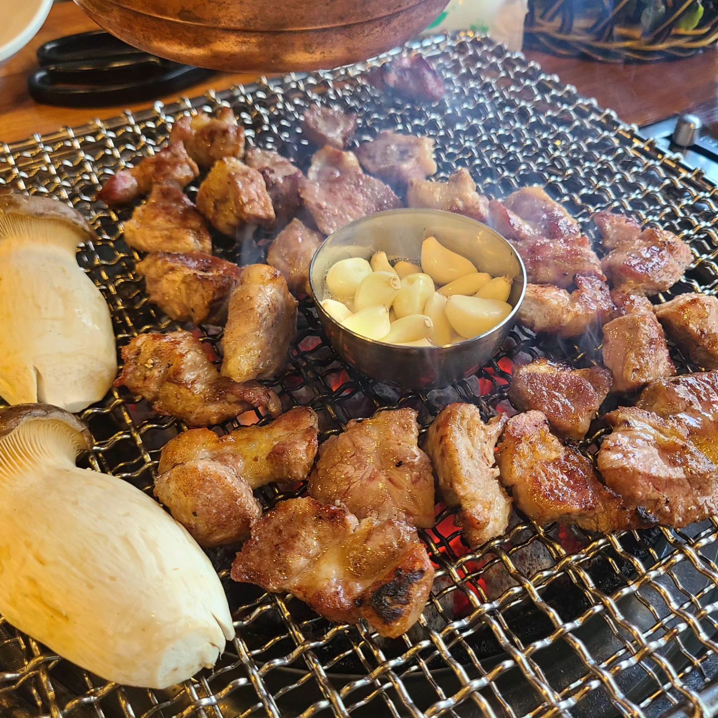 #협찬
🥩 손수갈비

📌 위치 : 인천 연수구 샘말로 15-13 1층
⏰️ 시간 : 16:00 ~ 24:00 2,4주 월휴무
☎️ 전화 : 0507-1440-2260

기본으로 제공되는 반찬은 손수만들어서 깔끔하고 담백했고
사장님과 직원분 모두 너무 친절하셔서 더 맛있게 먹고 왔습니다!!
특히 샐러리로 만든 절임이 아삭아삭하고 너무 맛있더라구요😆😆

#꽃목살
두툼한 목살로 부드러우면서 지방쪽에 있는 부위가 탱글탱글했습니다!!
소금에 살짝 찍어먹으면 고소하고 담백하니 맛있더라구요!!

#손수갈비
양념을 직접 손수만들어
자극적이지않은 양념이였고 고기의 쫄깃한 식감이 잘 살아있는 부위🤩🤩

#돼지껍데기
기본으로 제공되는 메뉴였고 입가심하기에 너무 좋았어요!

#손수갈비#연수동손수갈비#연수동삼겹살#연수동갈비#연수동회식장소#연수동회식#연수동맛집#송도맛집#연수역맛집#동춘동맛집#리뷰노트#먹스타그램#먹스타#먹팔해요#먹팔#좋아요#좋아요반사