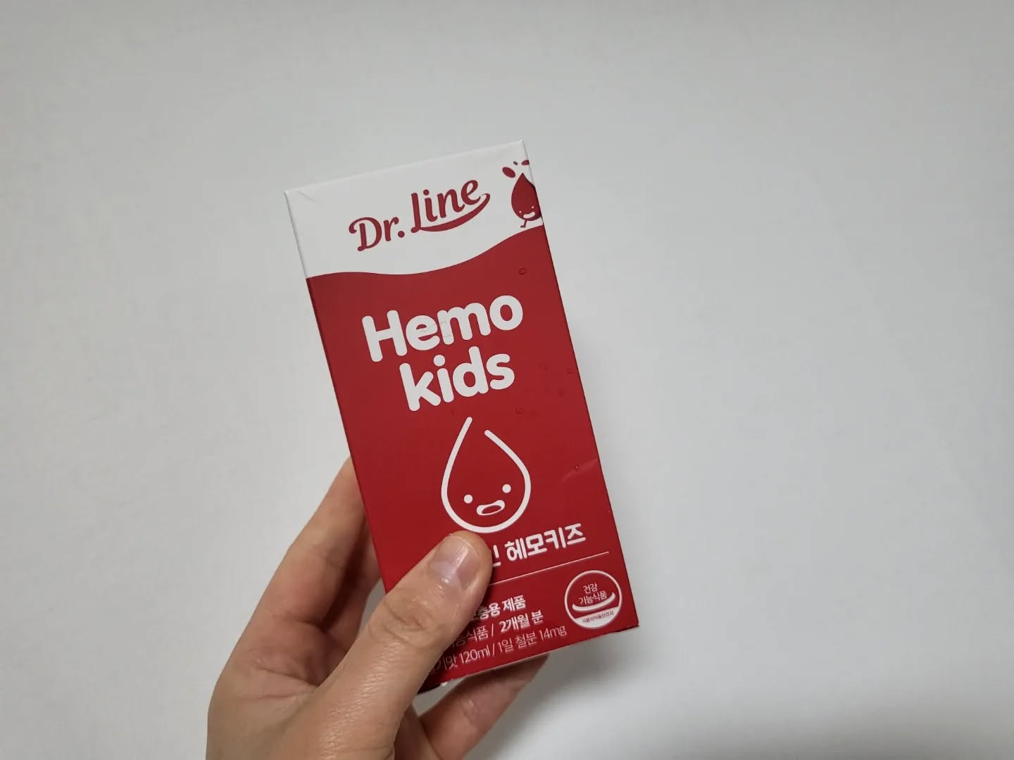 #제품협찬 
#닥터라인헤모키즈

우리아이첫액상철분,
닥터라인헤모키즈맛있는딸기맛😁
철분의비릿한맛대신맛있는딸기맛으로먹을수있어서아이가너무잘먹어요.👍
비타민B군도같이섭취할수있어서너무좋더라구요.
철분은성장기아이들한테꼭필요한영양분이에요.
철분은체내에서사라지는거라매일매일섭취해야되는건다들아시죠?
식품으로섭취하는게좋겠지만매일매일식품군을먹이기에는역부족이더라구요.
닥터라인헤모키즈로아주간편하게먹이고있답니다.😁
숟가락까지동봉되어있는데요.
숟가락에용량까지적혀있어서따라서먹이기만하면끝이에요.😊
성장기아이의필수영양분섭취를위해 #닥터라인헤모키즈 기억해주세요.😉😉

#15그램 #15그램뷰티 #15그래머 #닥터라인 #헤모키즈 #통잠시럽 #아기철분제 #어린이철분제 #유소아철분제 #키즈철분제 #액상철분제 #아기철분부족 #아기철분검사 
thmall_official