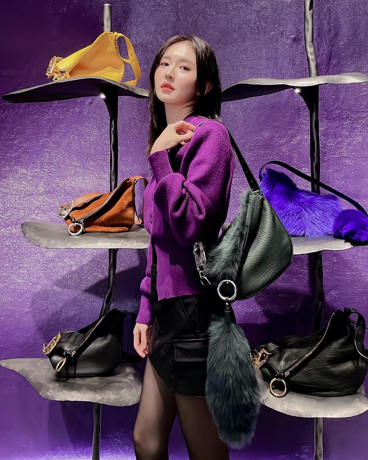 Burberry💜
다니엘리가 선보이는 버버리 23FW는 퍼블,블루 그리고 옐로우가 중점적으로 이루어지는 컬렉션이였다! 특히 보테가베네타를 생각하면 그린을 떠올리게 만들었는데 이번에는 기존의 버버리 이미지를 탈바꿈하고 신선하게 브랜드 무드를 성공적으로 변화시킨거 같다👏
특히 가방에 달려있는 여우 꼬리 같은 털이 너무 보드럽!!
Hi Burberry and Bye Burberry 

#버버리 #버버리성수 #버버리성수로즈 #버버리성수로즈팝업 #burberry #burberrystreets