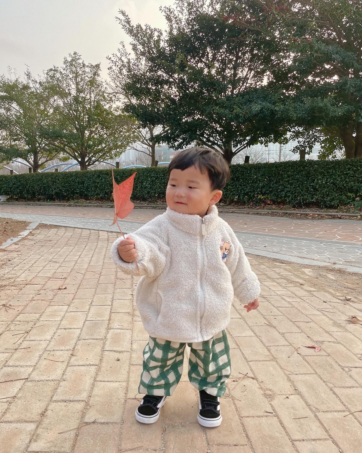 공원 나들이 좋아하는 도겸이:)
빨강 노랑 낙엽을 보더니
빨강색 낙엽은 손에 쥐고
노랑색은 즈려밟고 가시는데
너무 웃긴거에요 ㅋㅋㅋ
박장대소하니 
이 엄마 왜이럼?? 하며 보는거에요
⠀
낙엽 줍고 밝고 걷고 앉고
풍경보고 물마시고
바쁘다 바빠 현대사회랍니다🤭⠀
⠀
덜 추운날, 감기 나으면 또 가자🤍
⠀
⠀