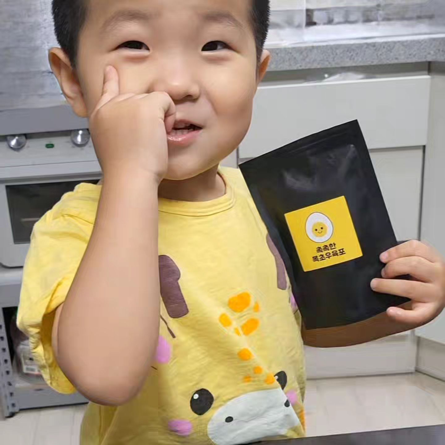 #제품협찬 #카니비비안촉촉한목초우육포

◾질기지 않고 촉촉하고 부드러운 카니비비안 촉촉한 목초우 육포◾

매일 젤리 n봉지는 기본인 울 겸이,,,
젤리만큼은 정말 안 주고 싶지만
치과에서 입이 작은 겸이는 질긴 식감의 음식을 자주 노출시켜주라고하는데
그게 쉽지않다😅

젤리보다는 건강하고 맛있는 간식으로 육포를 주자.ᐟ

자연에서 자란 풀을 먹은 목초우 97% 
씹을수록 고소하고 담백한 맛이 좋은 카니비비안 촉촉한 목초우 육포.ᐟ

아이가 먹기 좋은 작은 크기와 질기지 않아
평소에도 잘 씹지 않고 빨아먹거나 삼켜버리는 겸이에게 딱 좋은 간식.ᐟ

일단 낯선 음식은 잘 안 먹는 이겸이가
먼저 찾아 맛있게 먹으니 만족👍

카니비비안 초고촉한 목초우 육포 추천합니다.ᐟ

*업체로부터 상품을 무상제공받아 작성된 솔직한 후기입니다*

#베이비템 #촉촉육포 #촉촉한육포 #아기간식육포 #애기빌통 #빌통 #고기젤리 #쫀득육포 #말랑육포 #목초우젤리 #목초육젤리