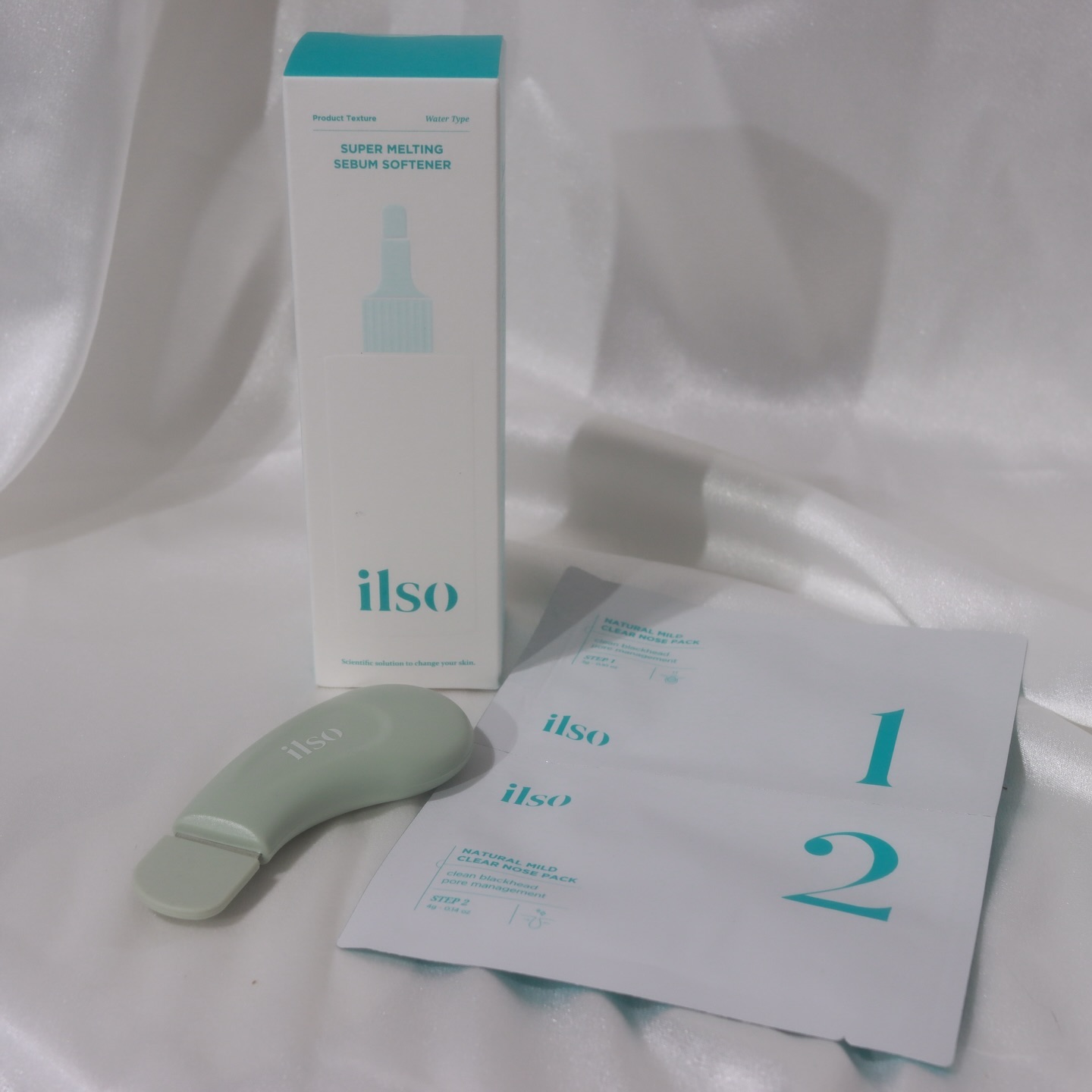 #광고 ilso_official 
묵은 피지 쾌감쩔, 맨 뒷장 주의❌
/

슈퍼 멜팅 세범 소프트너
일소 코팩 모르는 사람도 있어? 없어~
코팩 쌍두마차 중 원조! 저두 첨엔 반신반의 하면서
이게 돼? 하고 샀던 기억이... ㅎㅎㅎㅎㅎ
코, 미간, 턱(입술 아래) 등 피지가 걱정되는 곳에
피지 조절용으로 쓰기 딱! 좋음

크게 힘 들이지 않아도 피지가 쏘옥쏙쏙 빠지는 매직..
코팩 명가 일소의 핵심 노하우인
세범 리무브 콤플렉스 함유되었다는데 그게 뭐디👀
피지제거 위해 알칼리성분으로 만들어졌다고..!
살짝 화~ 한 느낌 있는데 저는 거슬리는 정돈 아니었슴둥~

10-15분 올려두고 면봉으로 살살 걷어내주세유~

/

#15그램 #15그램뷰티 #15그래머 #일소 #일소피지클리너 #일소피지연화제 #일소딥클린마스터 #딥클린마스터 #피지클리너 #피지연화제 #피지연화제추천 #피지제거 #블랙헤드 #블랙헤드제거