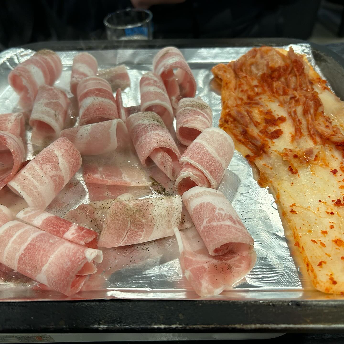 오랫만에 자유부부❤️
냉동삼겹살 먹고 2차까지ㅋㅋ
계속 축구만 보고
길가에서 계속 담배피고 ㅡ ㅡ
나 넘어져서 다리 껶였는데 겁나 안일한 반응보이고
거기다 또 담배까지 더 펴서 화남 😠
그래도 편히 술마셨으니 봐준다. .
.
mu_gun_fa 
#자유부부 #애막골 #이걸굽넹 #포차앤쿡 #소주5병