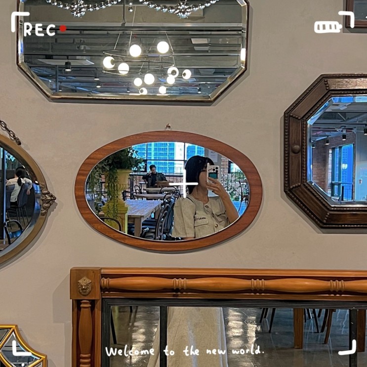 층마다 다채롭게 장식된 경기광주 대형카페 세컨드원 초월