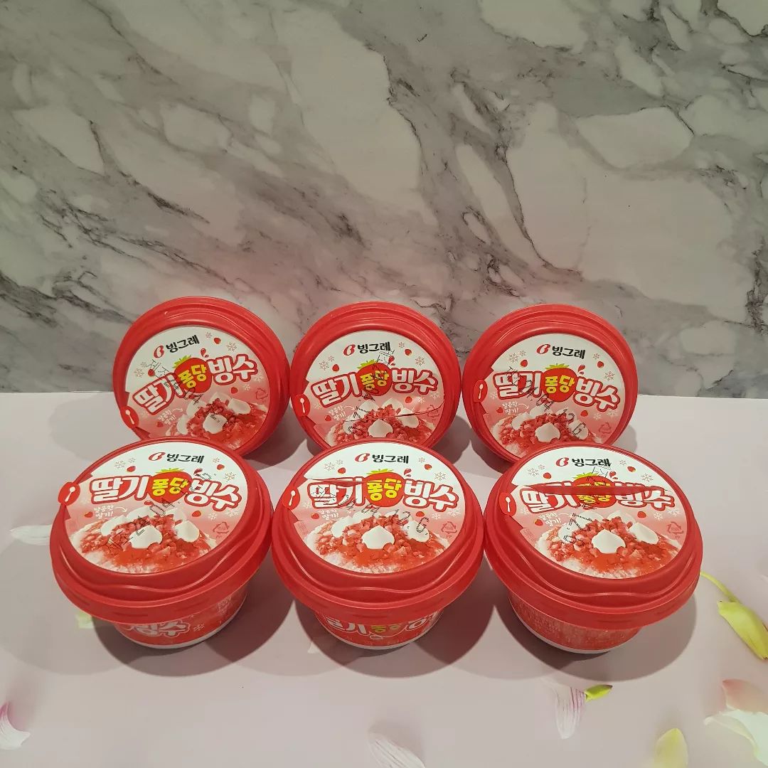#협찬

딸기맛 빙수🍓

#빙그레
#딸기퐁당빙수

아이스크림사러 
이마트24 편의점에 갔다가

빙그레에서 새로 나온
딸기퐁당빙수 발견👏
딸기덕후인 
내가 안먹을수가 있나.. 

바로 겟겟💓
칼로리도 높지않아
다이어트 하는 내가 먹기에도 부담없어 좋아쪼아🥰

우유아이스와 딸기얼음이 어우러져
사각사각 진한 딸기맛과🍓
우유의 부드러움이🥛일품👏

또 거기다 건조된 딸기 크런치의
 씹는맛이 완존 취향저격🍓

양도 많은편인데 먹다보면 
너무 맛있어서 어느새 순삭🥰

요즘 딸기퐁당빙수 먹으며
휴식시간 보내는게 나의 유일한 낙이자

온가족이 딸기퐁당빙수 
먹는 재미를 만끽하는 중

#빙그레 #딸기퐁당빙수 #과일빙수 #딸기빙수 #아이스크림 #빙수추천 #빙수아이스크림 #아이스크림할인점