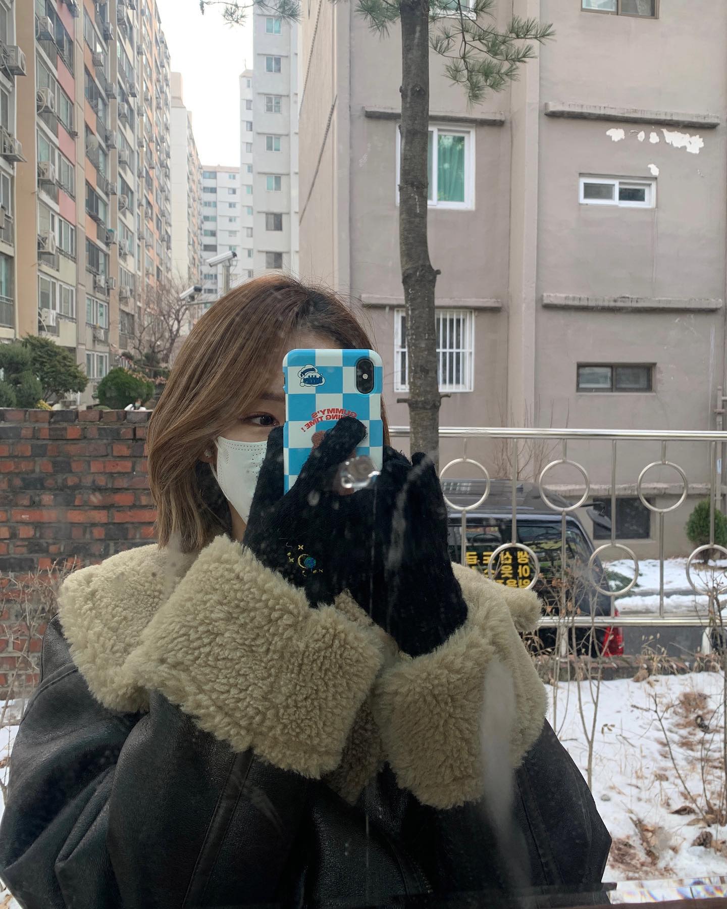 .
새로운 포토존 무스탕 부담스러운 얼굴 빽바지 누데이크 
2022 마지막 피드🦦 
다들 복 많이 받으십셔