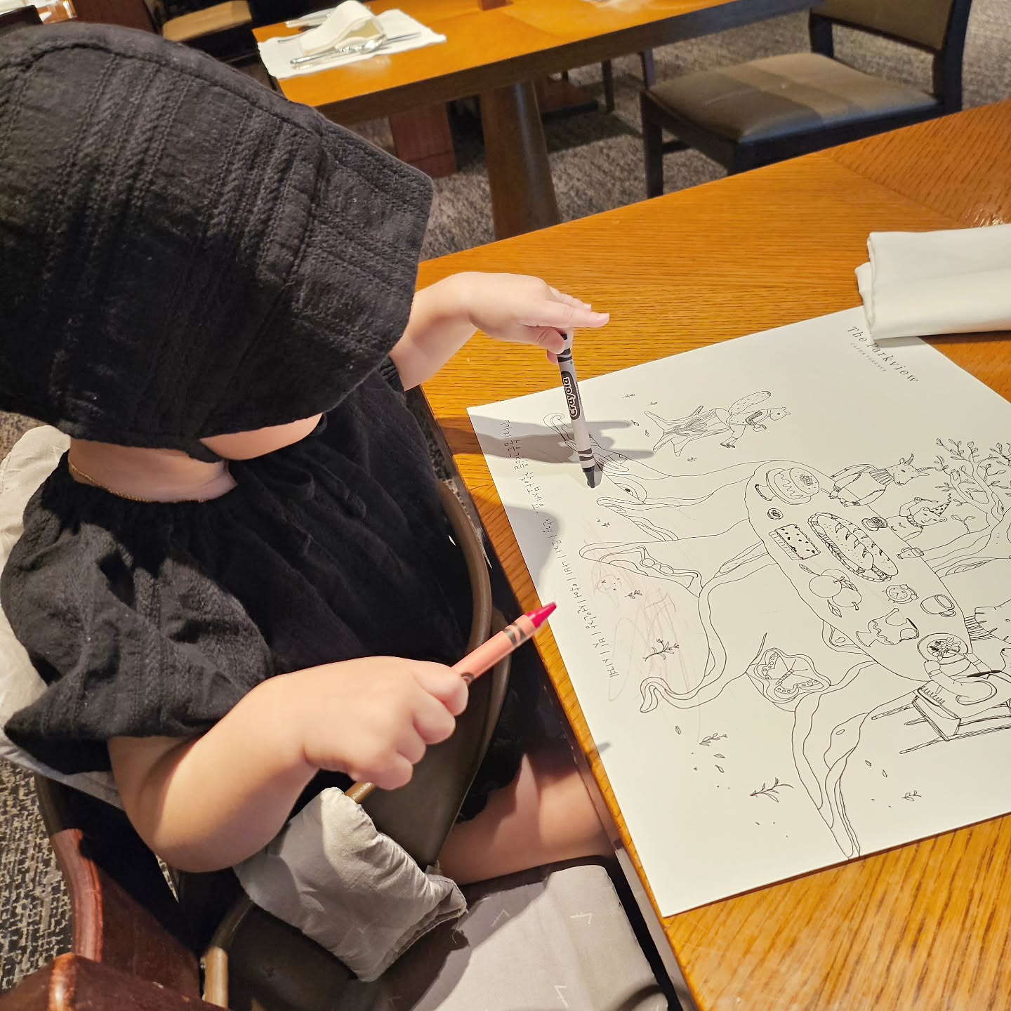 💫

아기들과 함께 가니 색칠놀이를🖍
덕분에 엄빠 잠깐이지만 편하게 밥 먹었다 ˙ᵕ˙

이 날의 새싹이 착장은 2024 여름 새싹룩 중 엄마 최애룩!

.
.

#이새싹🌱 
#12개월의새싹