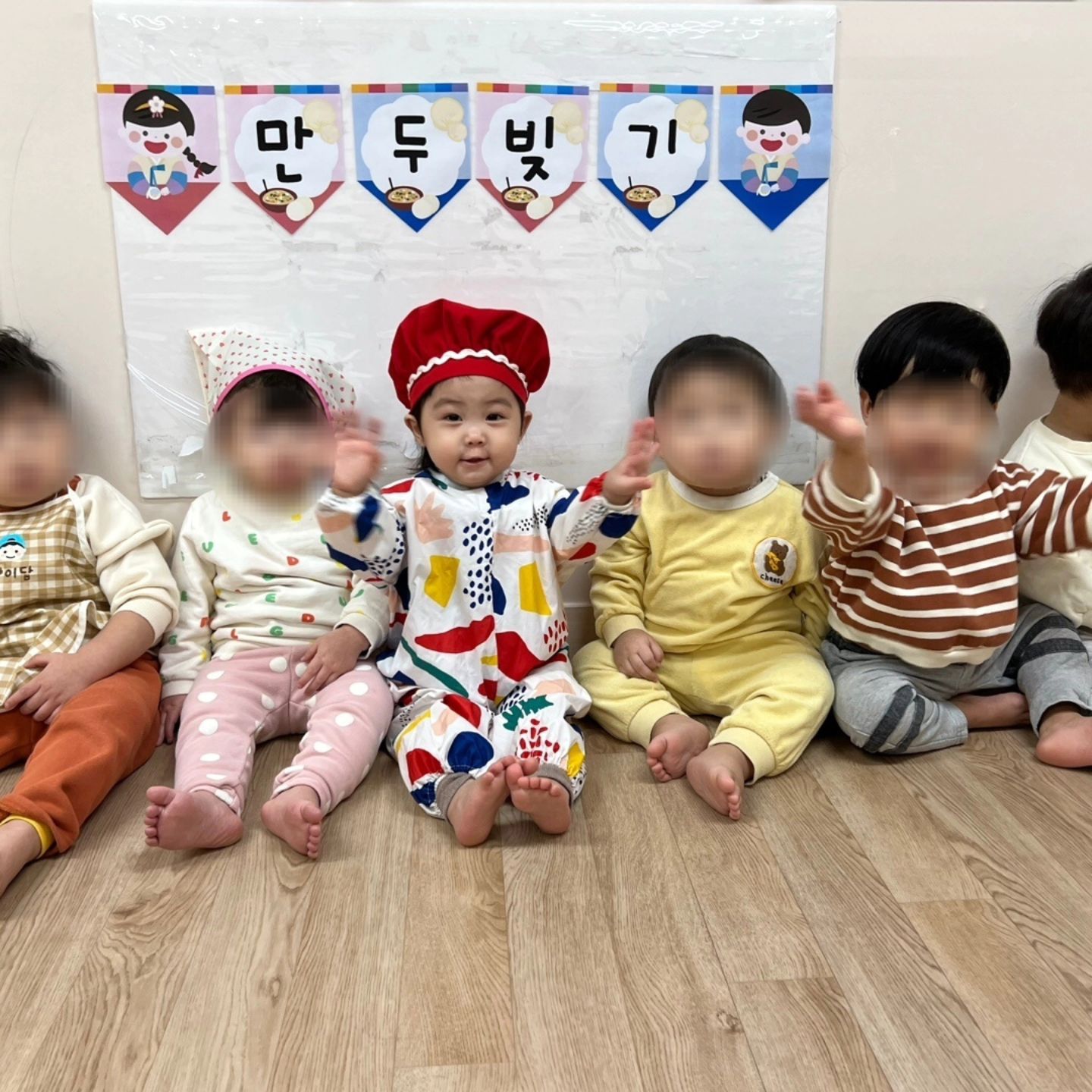 .
.
설 명절을 맞아 이쁜 만두를 만들어 온 예삐😍
만두 만들기 틀? 너무 신박하다ㅋㅋ
(1~2개 정도 만들고 선생님들이 해주셨겠지만)
고사리 같은 손으로 만두를 만드는 모습이
너무 귀엽고 마음이 몽글몽글🥹

아니 근데... 분명 앞치마랑 두건 준비물이었는데....?
또 나만 진심이었군요.....?😅
.
.
#육아일기 
#육아스타그램 
#18개월아기