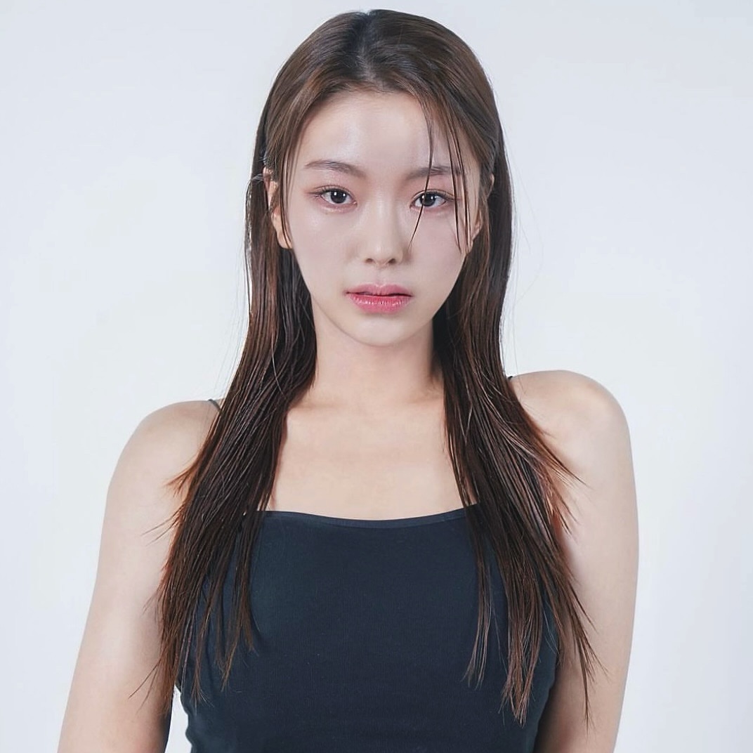오늘같이 덥고 습한 날씨에 꼭 하고싶은 스타일이에요!
#슬릭펌 은 덥고 습한 날씨에 아주 손질하기 좋아서 많이 찾아주시는데요,
#복구매직전문 샵에 있었던 만큼 매직에 아주 진심이라서 
오시면 정성껏 스타일살려서 시술 도와드리겠습니다 ♥️

#신림미용실 의 #더프로스트헤어 에서
[ 한 끗 차이의 특별함을 선사해드리는 ‘오하리’ 디자이너 입니다🌿 ]

프로필에 네이버 예약 걸어두었어요 🫶🏻