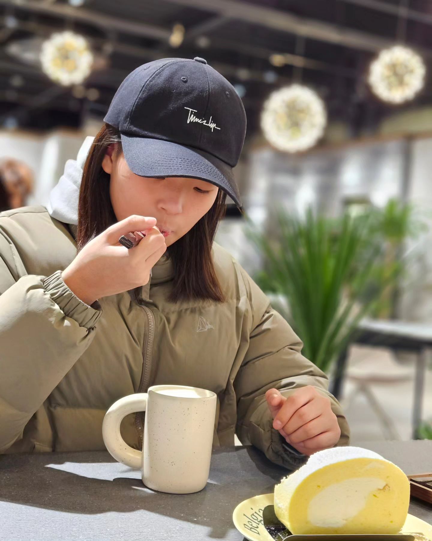 #협찬 cafe._elysian

포천들어가는길 집에서 멀지않은곳에 위치한 #포천카페

당일 생산 당일 판매원칙으로 갓 구운 따끈한 빵을 만날수 있는데요~
 
부담없이 달지않아 먹기 편했던 쌀가루롤, 쫀득바삭한 치아바타랑 감자소시지빵 완전 취향저격!! 산미없이 진하고 고소한 커피도 딱 제입맛에 잘 맞구요~♡

대형주차장이 있어 주차도 편했고 매장 내부 인테리어가 미술관, 갤러리처럼 깔끔하고급스러워서 좋았어요!

영수증 리뷰와 인스타그램 인증 이벤트가 있으니 참여하고 휘낭시에랑 소금빵도 맛보시길 바라요♡

#의정부카페 #포천카페 #포천맛집 #의정부맛집 #의정부베이커리카페 #포천베이커리카페 #포천빵집 #의정부빵집 #경기카페 #카페추천 #서울근교카페 #엘리지앙 #포천카페추천 #의정부카페추천 #엘리지앙베이커리카페