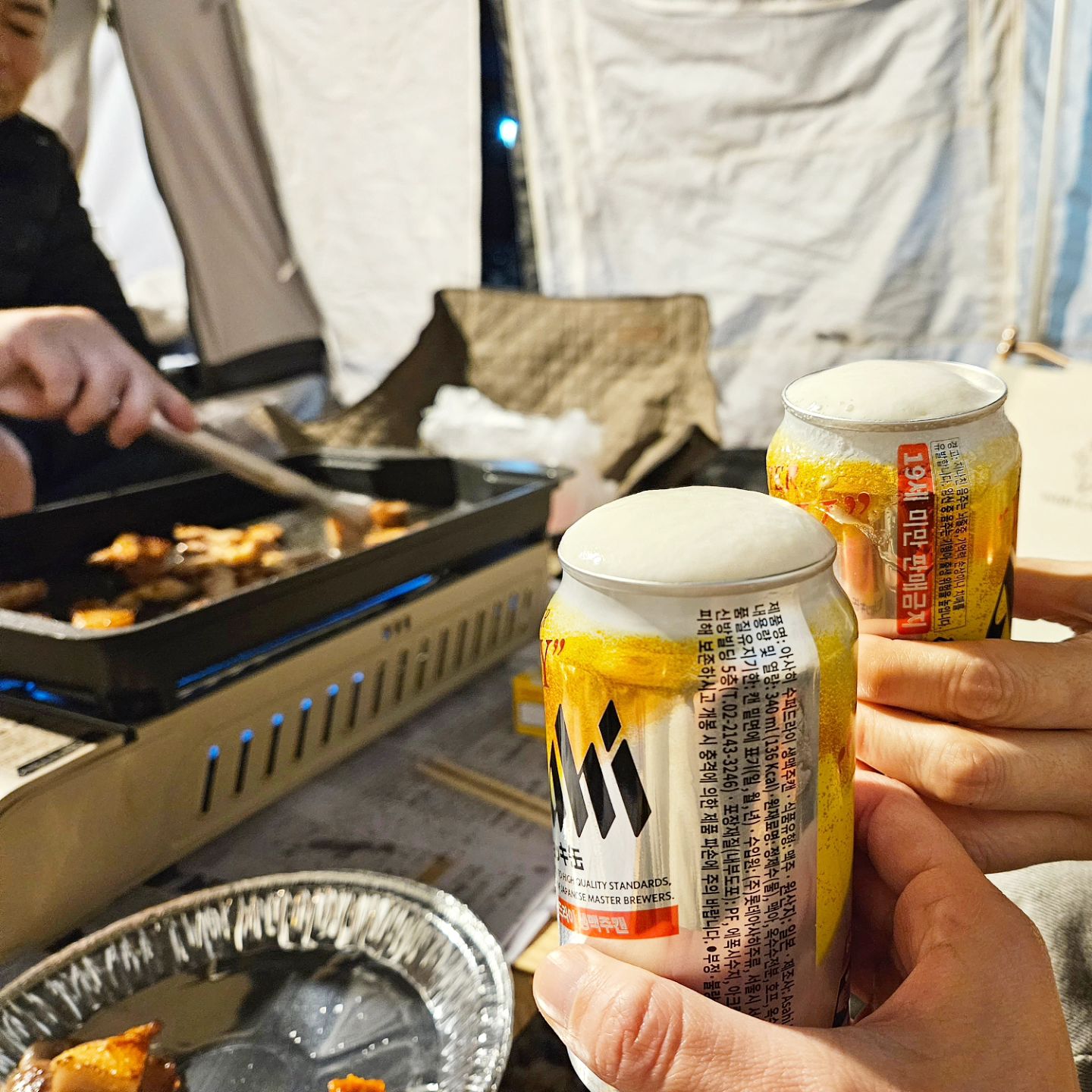 밖에서 먹어야 제 맛나는 생맥주~ 🍻 
캬~~ ㅎㅎㅎ
텐트 치는데 겁내 추웠던 날 ❄️ 

#이맛에캠핑하는거지⛺️ 
#겨울캠핑매력❄️