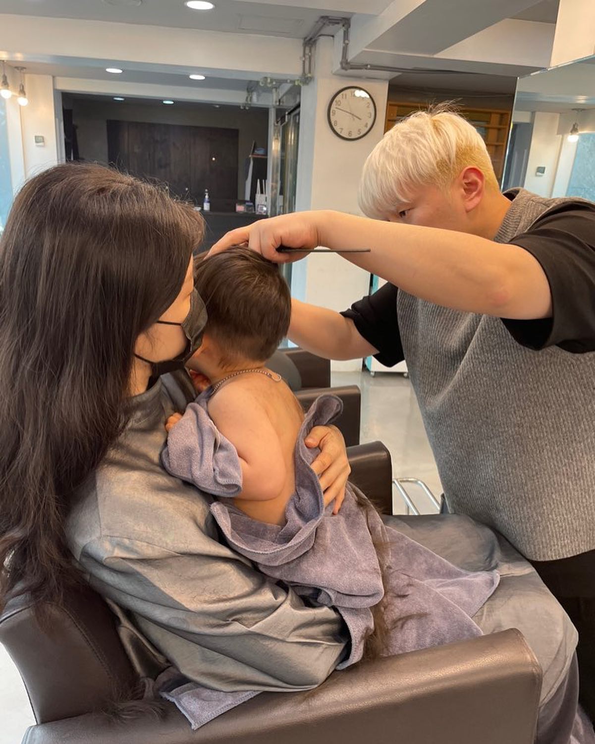 우리 뚜호띠 안고 머리하기 성공☺️
내내 안고 있으니 나는 좋아

small_lux 대규오빠 금손🥰
#육아소통 #소띠맘 #육아일상 #육아일기 #애엄마일상