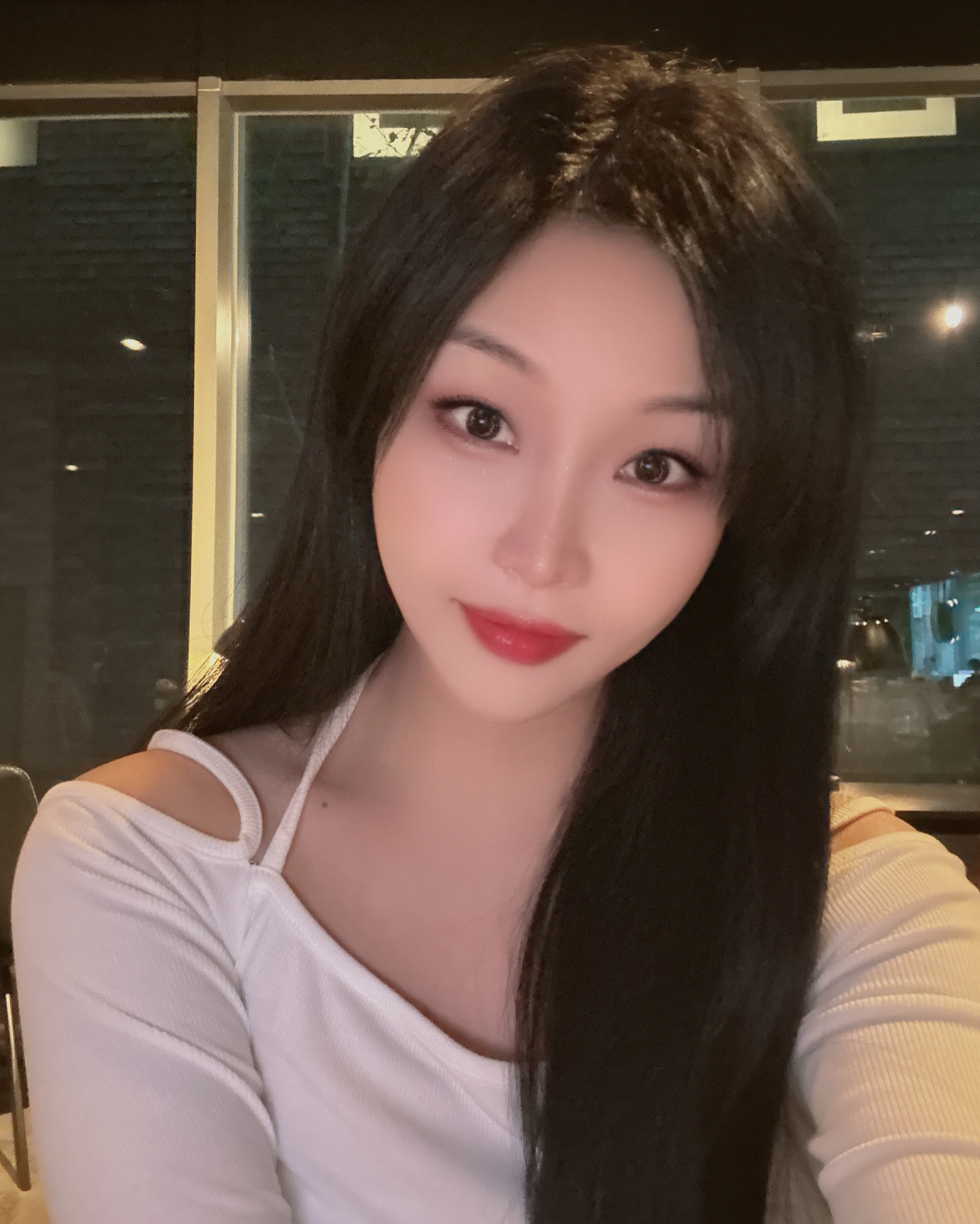 민앤민 세번째 피부관리 ~
이번 관리는 요즘 제일 신경 쓰이는 부분인
코 혈관이랑 코 모공 ..
노화 될 수록 피부 탄력과 코모공이
신경 쓰이더라구요 ?
아직까진 볼 모공은 없어서
그래도 그나마 다행이지만
코 모공이 너무 신경쓰여 !!
아픈거 싫어하지만 ! 내 피부를 위해 🥹
⠀
실펌 + 클라리셀 홍조레이저 +
쥬베룩스킨 +진정관리 받았어요 .
솔직히 쥬베룩 , 실펌은 주사 종류의 시술이라
난 너무 아픔...
마취 크림 바르고 가스마취 하고 받았어요!
여러번 해야 효과가 있다고 해서
최소 3 번은 해볼까 생각중!
쥬베룩이랑 실펌 하기 전에는
진정 관리가 필요할까?
⠀
했었는데 필요합니다 👍🏻
⠀
⠀
⠀
#강남피부과 #피부재생 #민감성전문피부과 #강남피부과추천 #강남역피부과 #강남역피부과추천 #쥬베룩 #스킨부스터#쥬베룩스킨부스터#레이저리프팅#강남스킨부스터 #피부과추천 #레이저토닝 #리쥬란 #민앤민의원 #뷰티인플루언서
⠀
⠀
⠀
⠀
1) 민앤민의원(아토피) 공식계정
minandmin_mgl
⠀
2) 민앤민의원(피부미용) 공식계정
drminskin
⠀
⠀