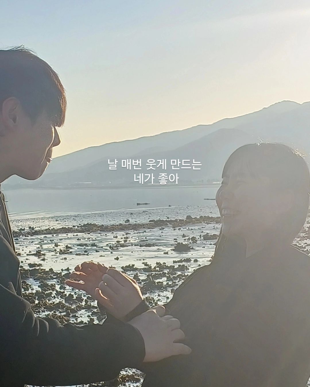 #협찬아님 #남해더왕글램핑 
🏕 남해 더왕글램핑 🏕

단욱이랑 함께하는 두번째 글램핑🫶
가격 저렴한데, 방 넓고 뜨신 물 잘나오고
무엇보다 저 쟁반에 담긴 고기가 무한리필이에요 ...

대박이라서 가져왔다....
바로 코 앞이 바다라서 바다에서 뛰놀아도 되고
배고프면 사장님이 주시는 고기랑 밥 먹으면 된다👍🏻

그리고 단욱이는 사랑해❤️

🏕 남해 더왕글램핑 🏕
📌주소 - 경남 남해군 설천면 설천로 224-79(진목리 1190-1)
📌0507-1421-7024
📌주차공간은 각 방마다 있습니당!

#남해 #남해여행 #남해글램핑 #남해펜션 #남해맛집 #남해가볼만한곳 #남해바다 #남해숙소 #바다구경 #남해여행추천